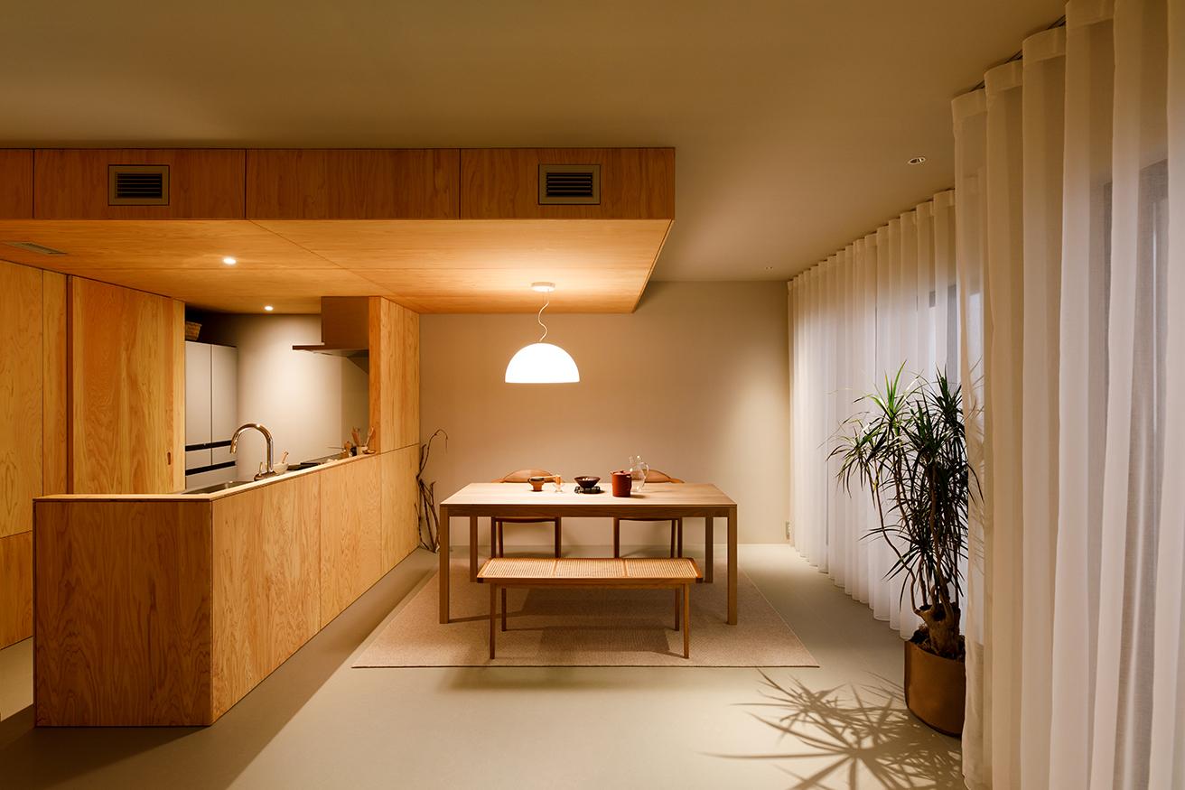 キッチンから庇のように伸びる天井内にはオプションで選べる全館空調システム〈エアロテック〉を設置。