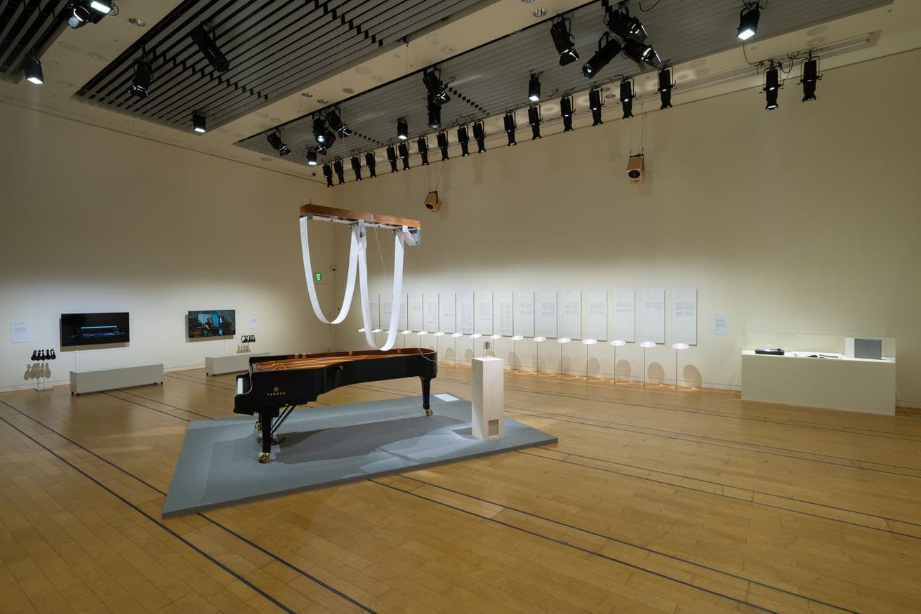 『坂本龍一トリビュート展 音楽/アート/メディア』会場風景。手前は毛利悠子《そよぎ またはエコー》(部分を「坂本龍一トリビュート展」のために再構成)(2017/23年)