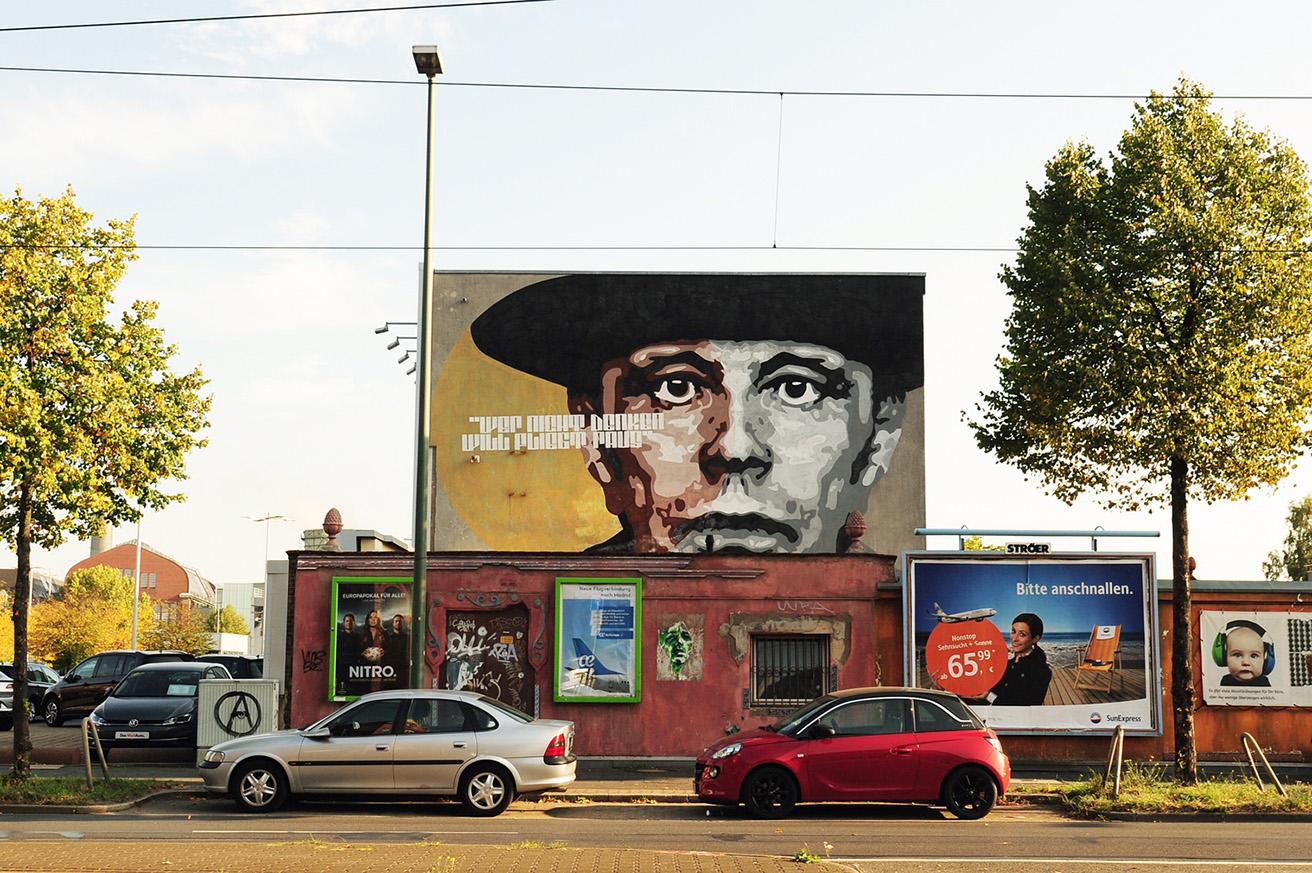 デュッセルドルフの街角には、そこここにヨーゼフ・ボイスに関連した看板やポスターなどが見られる。©Visit Düsseldorf 