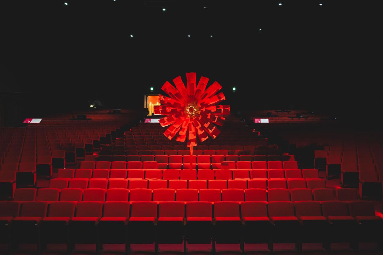チェ・ウラム《Red》。客席に咲く花をステージから見る。