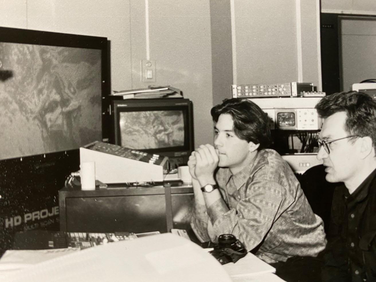 1991年、NHKの編集室で「夢のシークエンス」を制作するヴィム・ヴェンダース（右）とショーン・ノートン。 　photo_Masayoshi Mikage