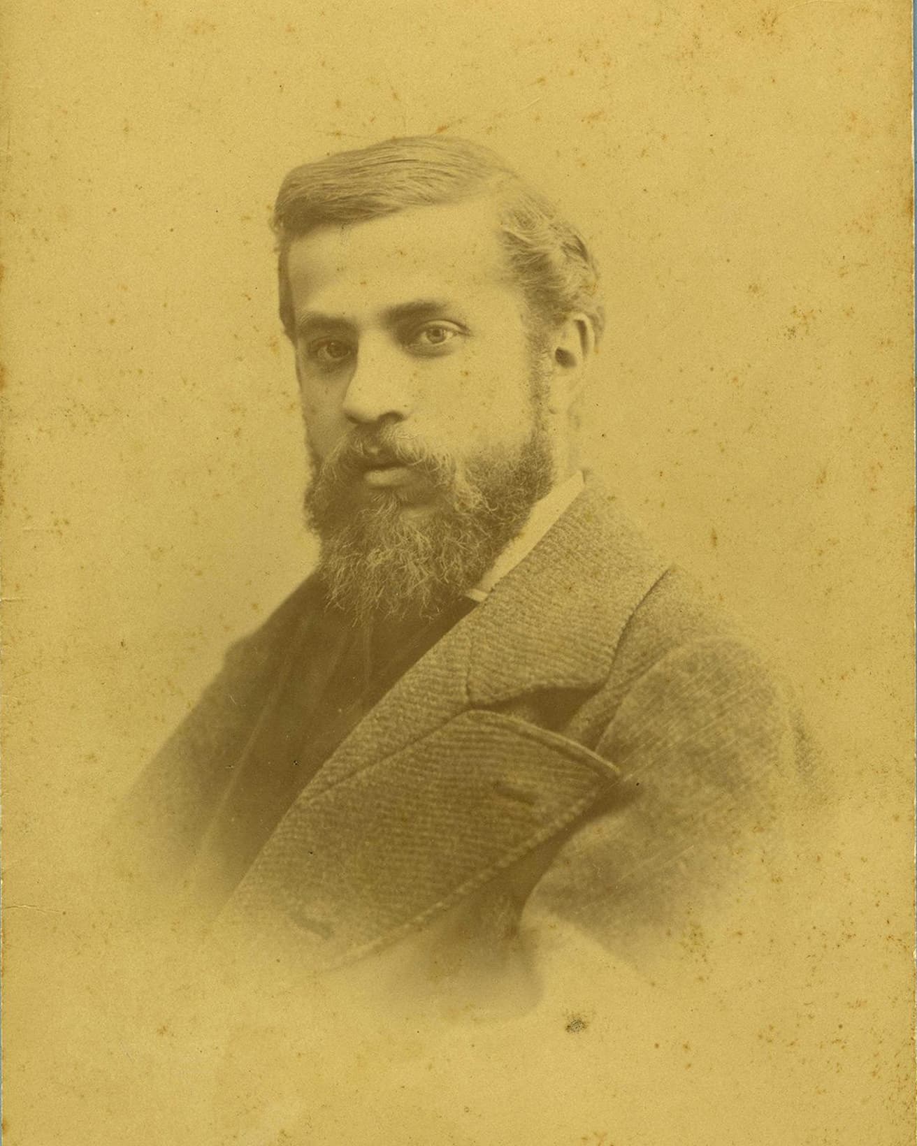 《アントニ・ガウディ肖像写真》1878年頃、レウス市博物館。