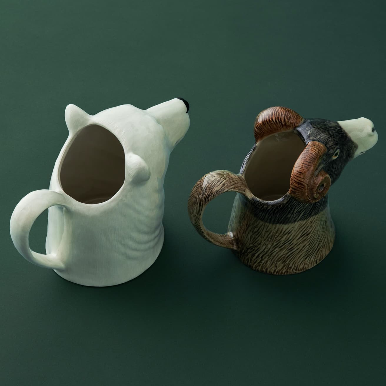 どっしりとしたジャグは、花器としても使える。