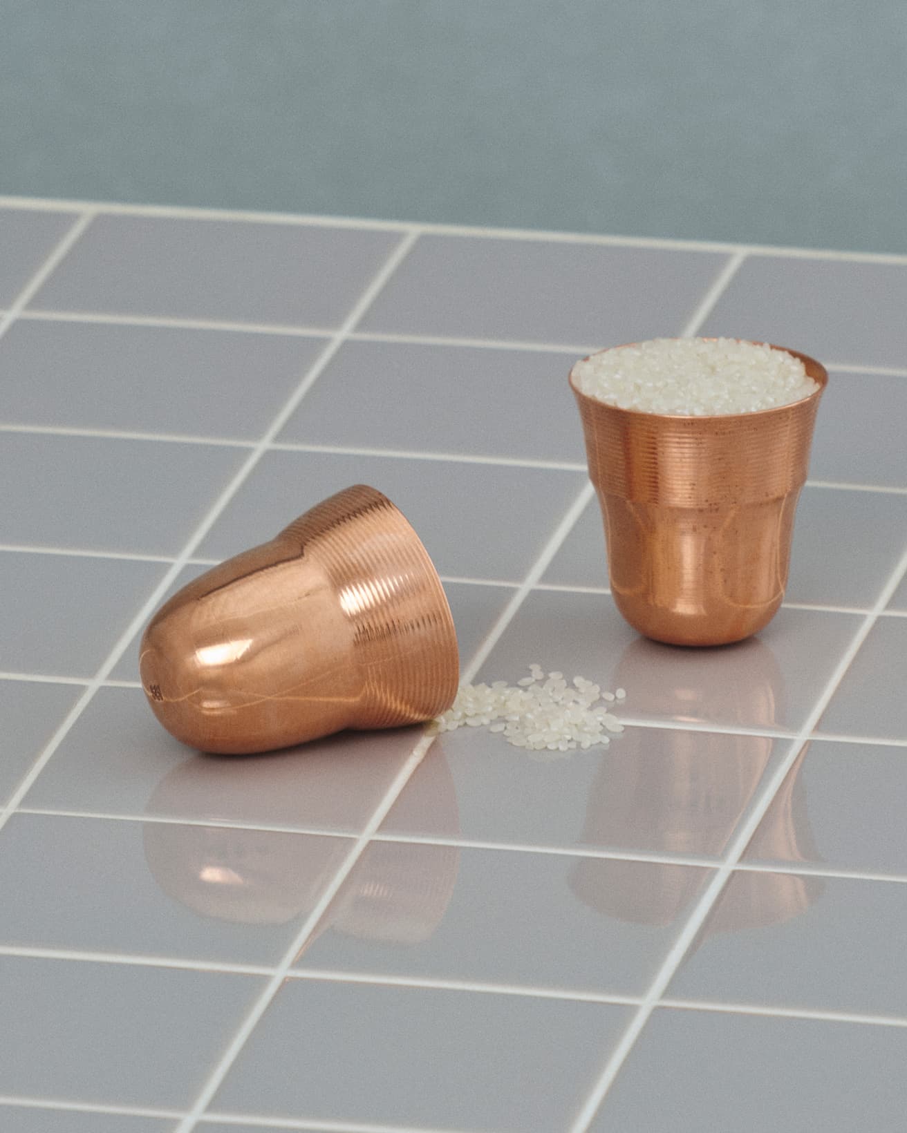 米計量カップ《Crease》精白米用(右)180ml、φ73mm×H76mm。無精米用(左)170ml、φ68mm×H76mm。各4,990円。●ソーイ info@soidesign.jp