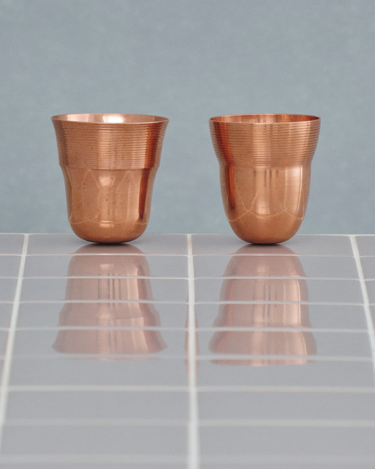 無洗米は磨いた分、粒の大きさが小さくなるため、通常精米に比べカップに入る量が増えてしまう。そのため《Crease》は、精白米用(左)と無洗米用(右)で容量を10ml変え、かたちも微妙に違いを持たせた。各4,990円。