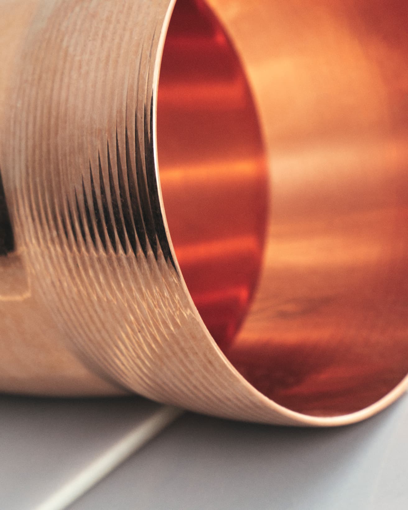 カップの外側上部に設けた溝は、持ったときにしっかりとホールドできるように滑り止め機能を果たしているとともに、そのちょうど下まで米を入れると0.5合がぴったり計量できる仕組みになっている。