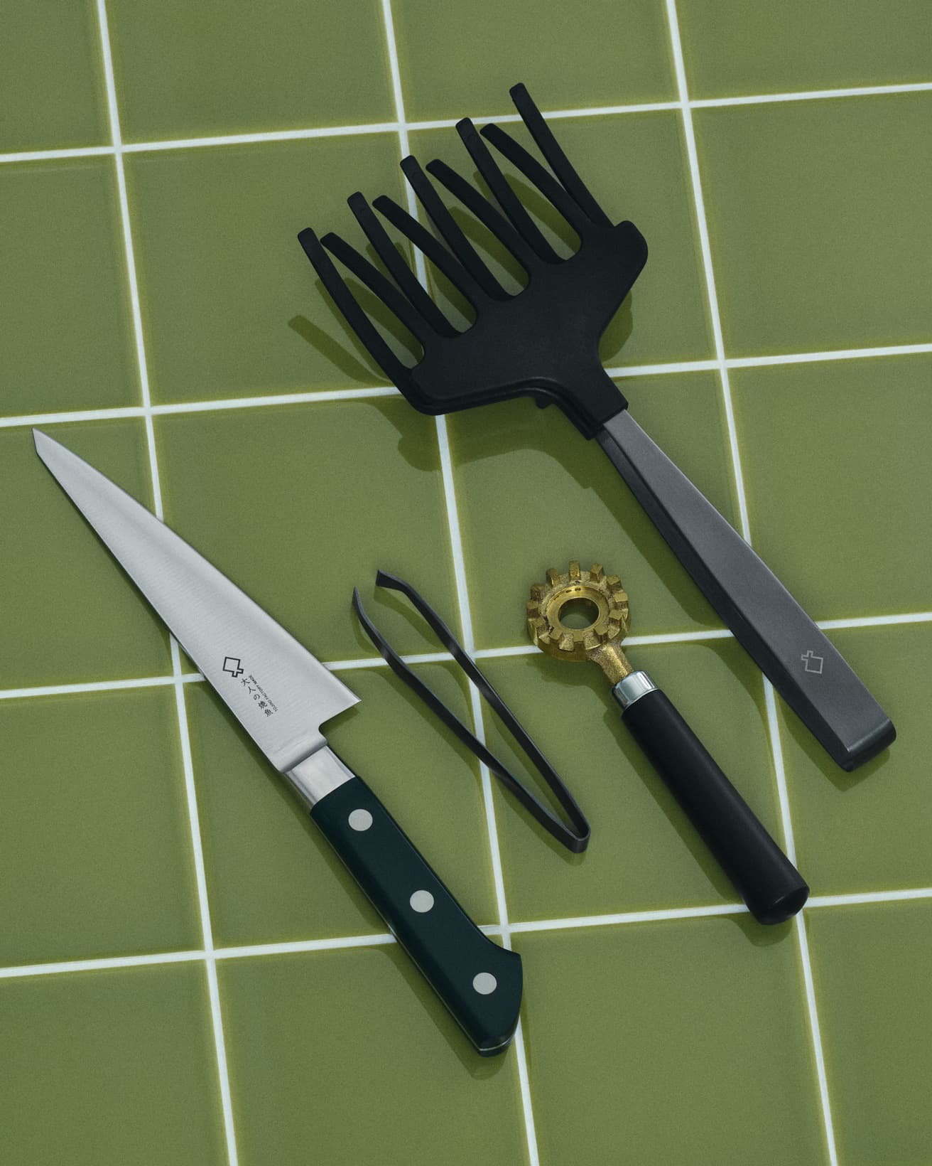 魚料理を存分に楽しむためのオプションパーツも豊富に揃う。魚がえし3,300円、鱗とり5,500円、骨ぬき5,500円、骨すき包丁16,500円。