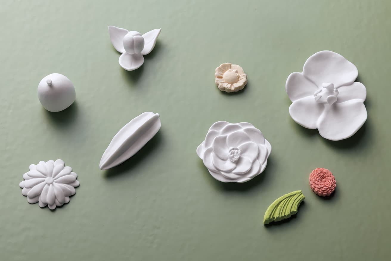 植物のオブジェ(右から)《Ran》《Tsubaki》《Yuri》各27,500円、《Hoshi》《Biwa》《Kiku》各18,700円。