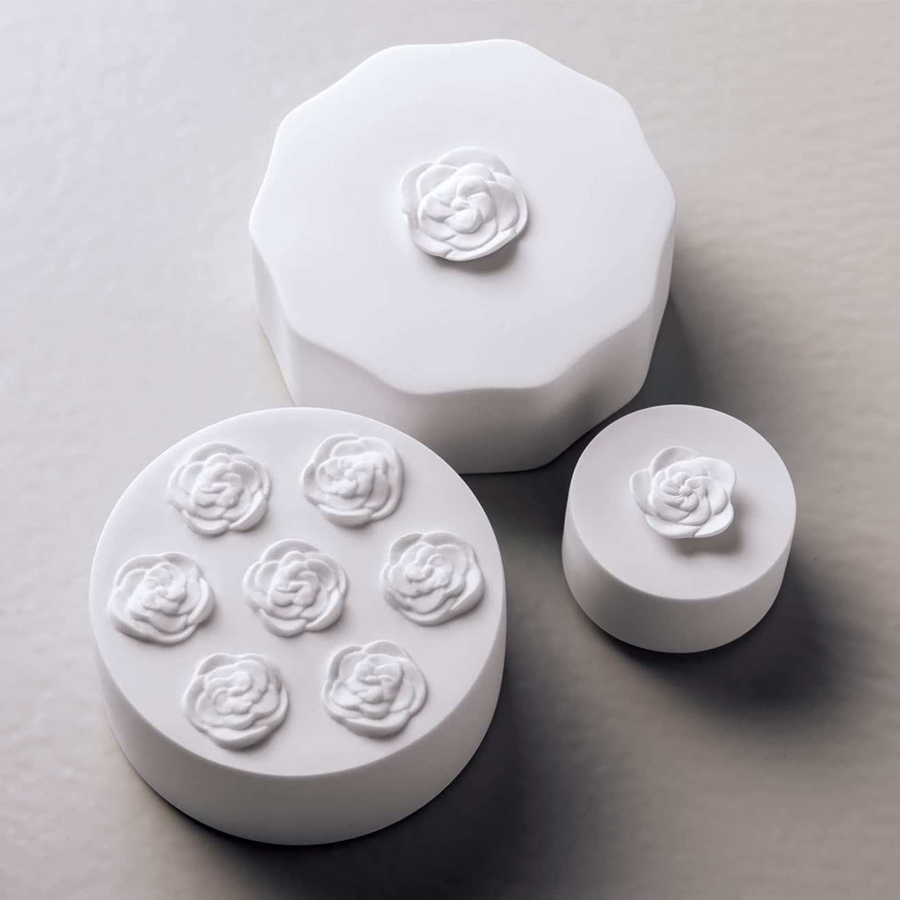 上/《Fuyu no Niwa》内側がゴールドは88,000円、白は48,400円。右/《Chiisana Niwa》46,200円。左/《Haru no Niwa》内側がゴールドは68,200円、白は30,800円。