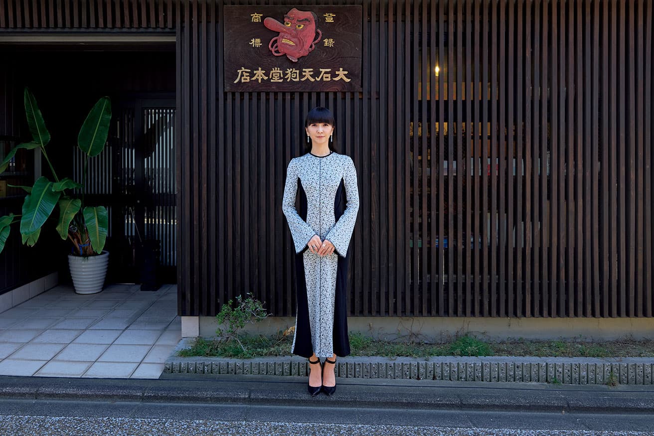 A visit to Ōishi Tengudō, established in 1800, the exclusive supplier of the Hyakunin Isshu card set to the commemoration ceremony for “Emperor Tenji’s First Karuta Competition” at the Ōmi Jingu shrine. It is also the sole maker of competitive karuta cards certified by the All Japan Karuta Association. “It brings me great joy to experience the world of karuta that ‘Chihayafuru’ has made so popular,” says our shopkeeper, KASHIYUKA.