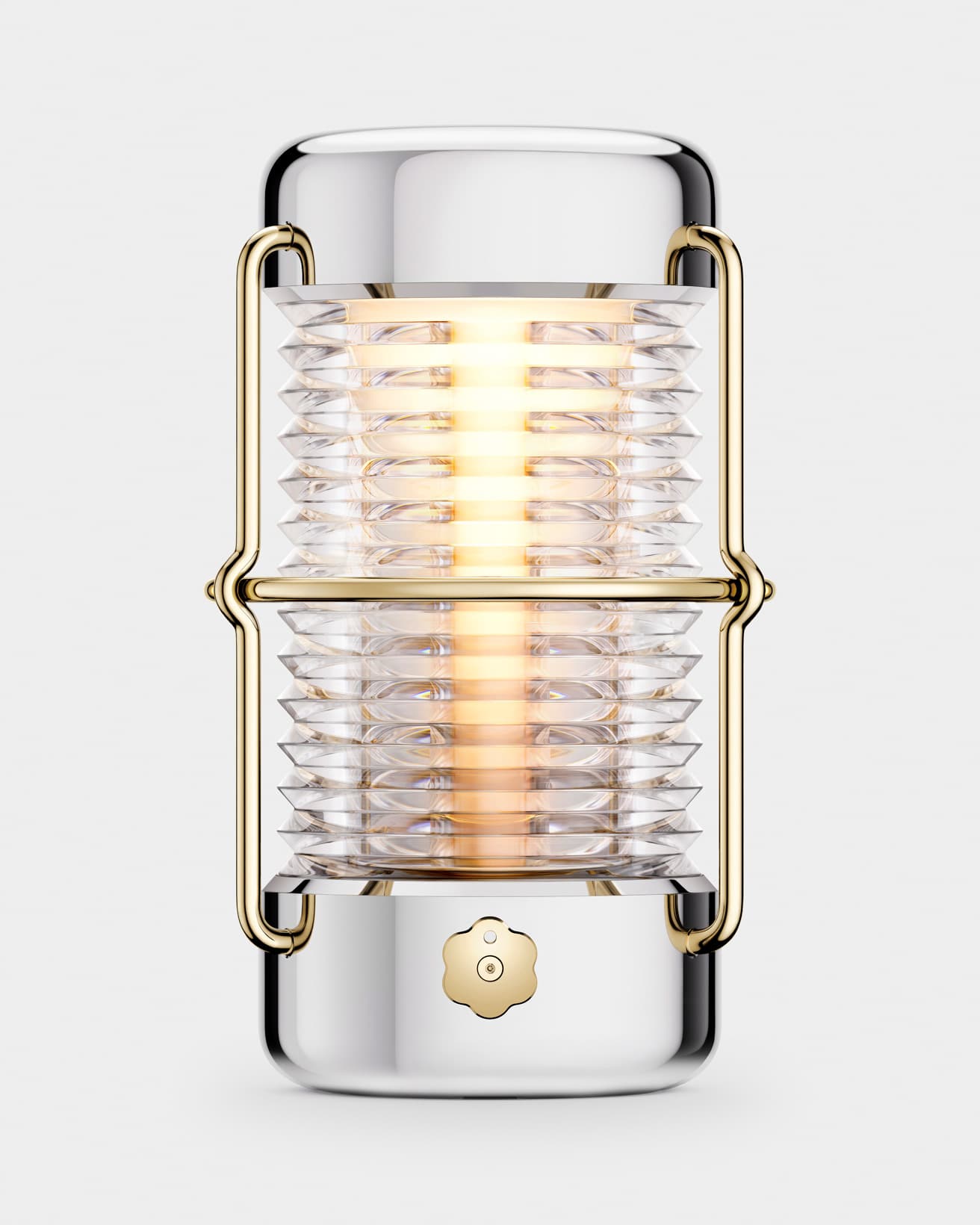 ピカピカに磨き上げられたステンレスから黄金に輝くレンズのアクセントに至るまで、
すべての曲線と部品が丹念に作られているランタンは、緻密なデザインとエンジニアリングの結晶。