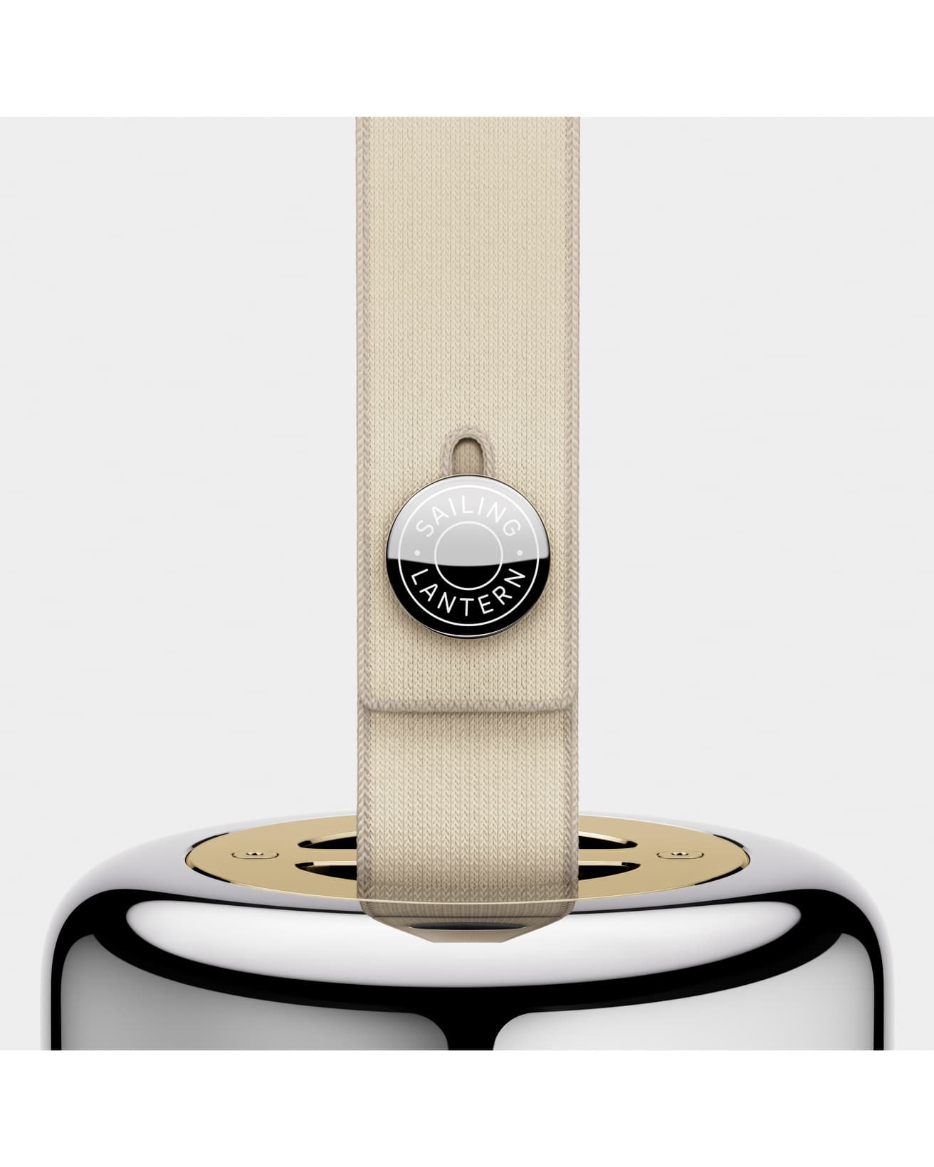 柔らかな握り心地でありながら、海風に含まれる塩分や日差し、油などにも耐えるタフさを備えたテクスチャー加工のポリエステル製ランヤード。ステンレス製のボタンでしっかり固定され、持ち運びに適している。