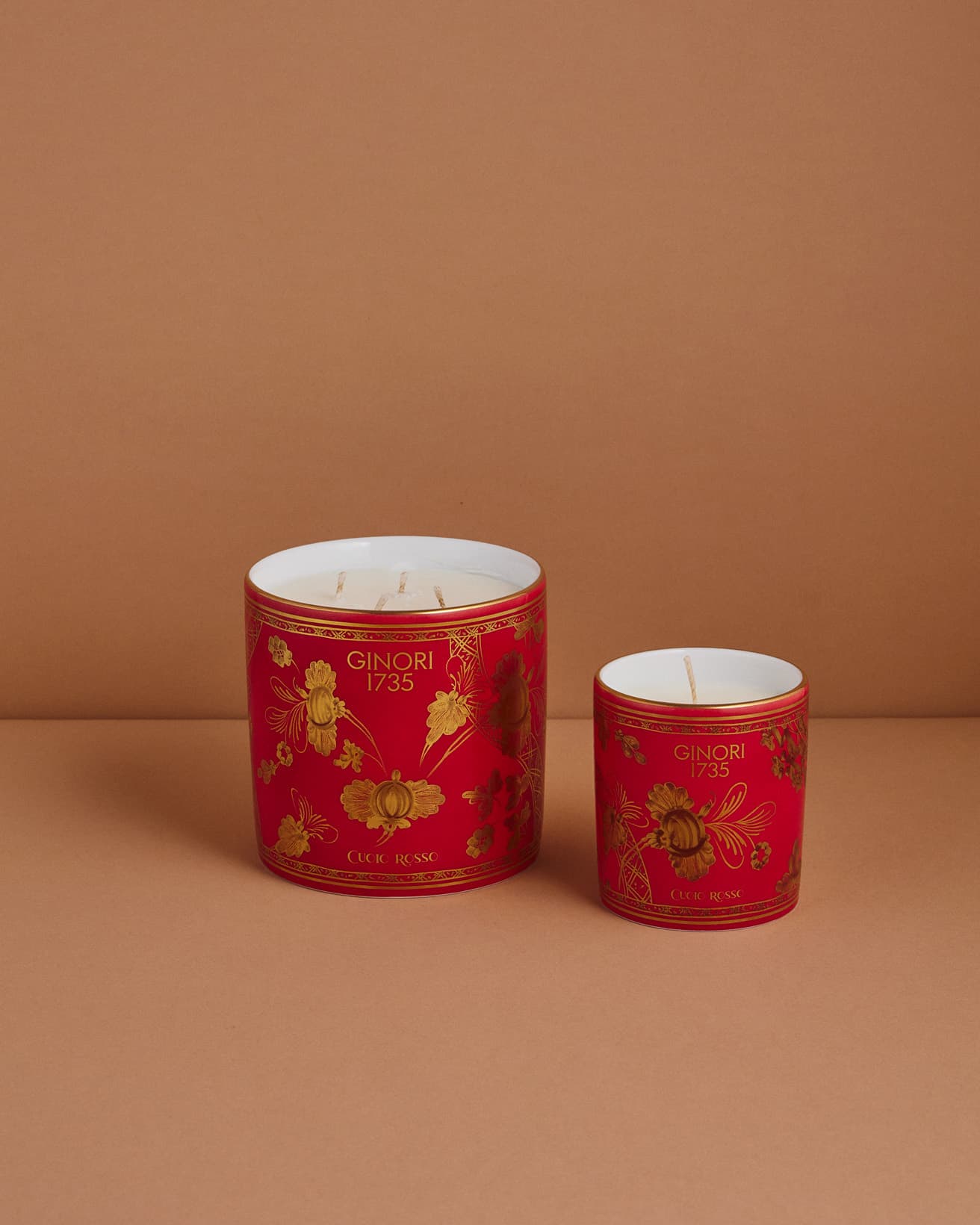 フレグランス キャンドル L 700g《ルブルム(クオイオロッソ)》53,900円、フレグランスキャンドル 250g《ルブルム(クオイオロッソ)》26,400円。●リチャードジノリ・アジアパシフィック株式会社 TEL 03 3222 1735