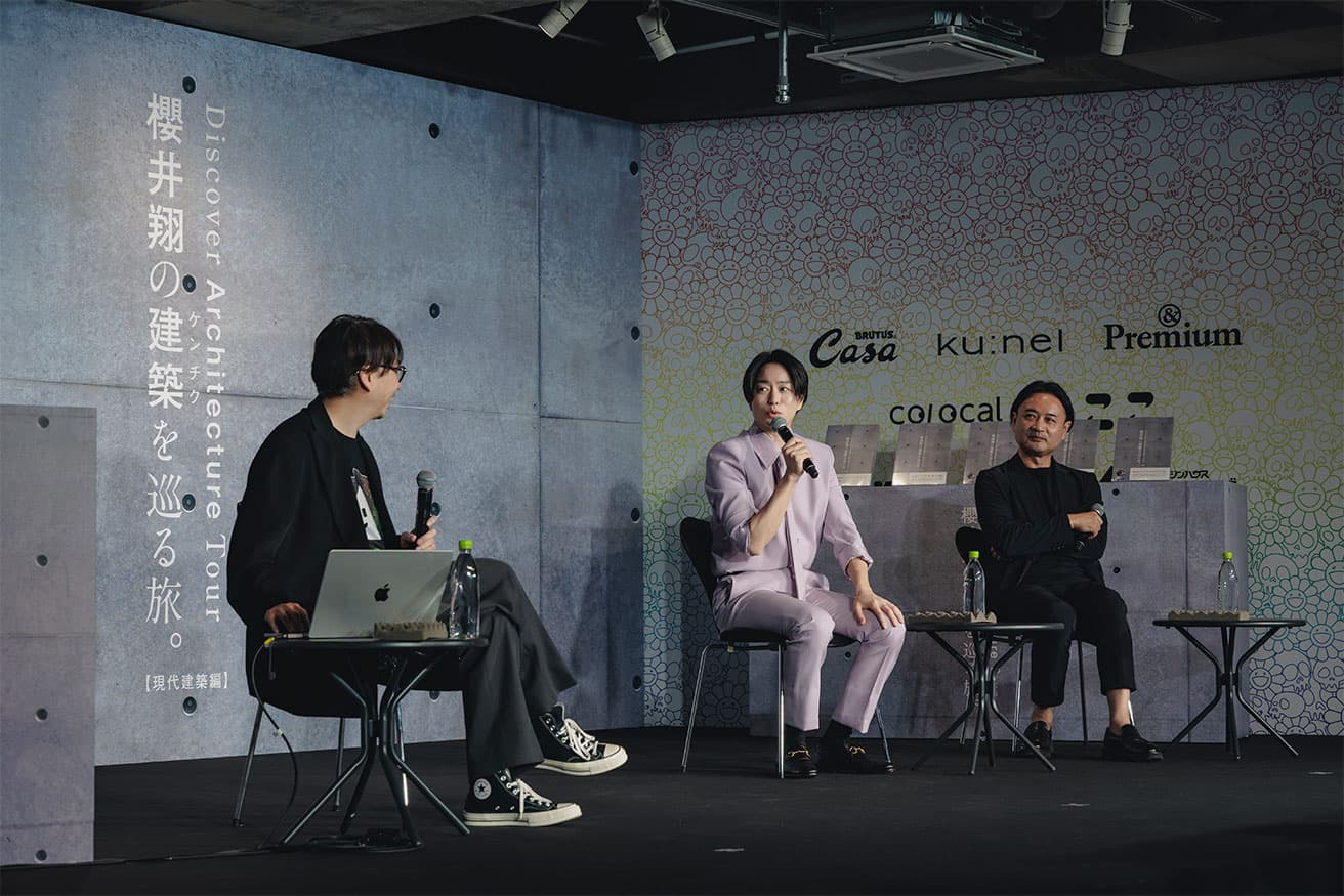 左から、Casa BRUTUS編集長の西尾洋一、櫻井翔さん、初代編集担当の白井良邦。