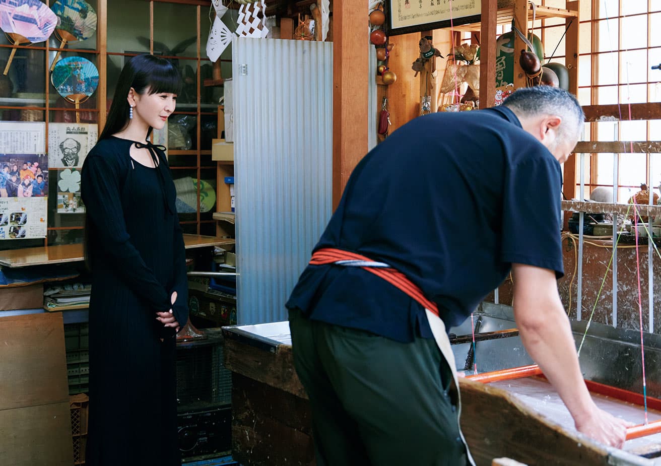 In Uchiyama city, Nagano prefecture where, for three generations Abe Seishi has been making handmade paper. On hearing that each year the local students flock to the workshop to have their graduation certificates made, our shopkeeper KASHIYUKA said, “it’s marvelous that they can embrace and take pride in the local handcraft!”