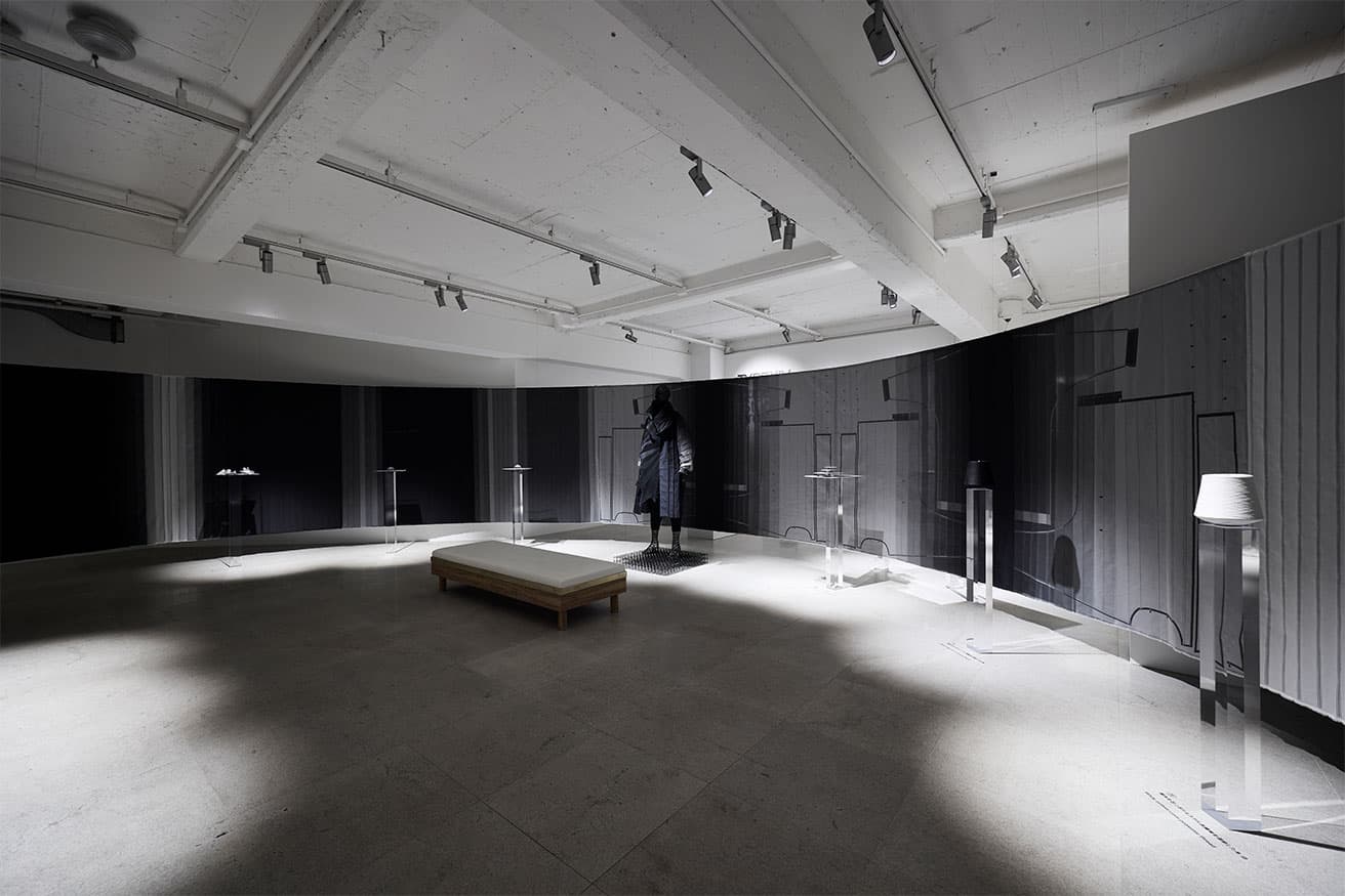 会場構成はパリの展示と同じく建築家の田根剛が手がけている。