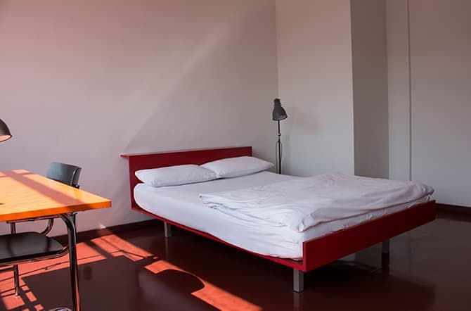 ドイツ・デッサウのバウハウス、宿泊できる部屋の一例。 Stiftung Bauhaus Dessau / Foto: Willmington-Lu, Yakob Israel, 2018