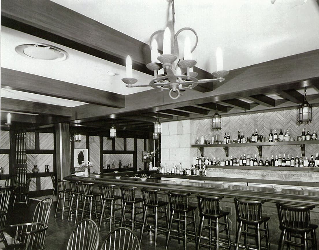 〈大阪リーガロイヤルホテル〉にある〈リーチ・バー〉、オープン当時の様子。