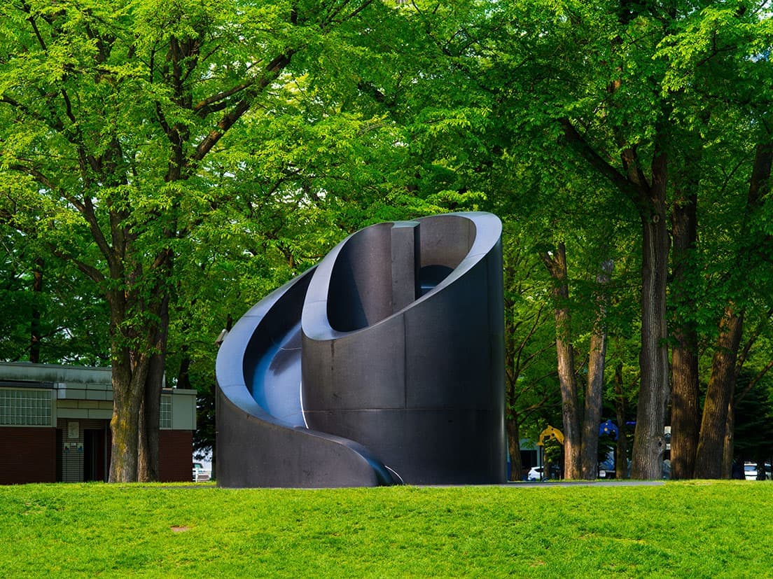 札幌大通り公園の滑り台《ブラック・スライド・マントラ》 写真:山本誠/アフロ