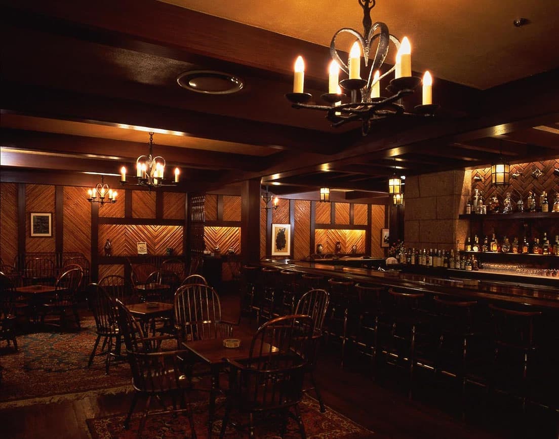 〈リーチ・バー〉内観。