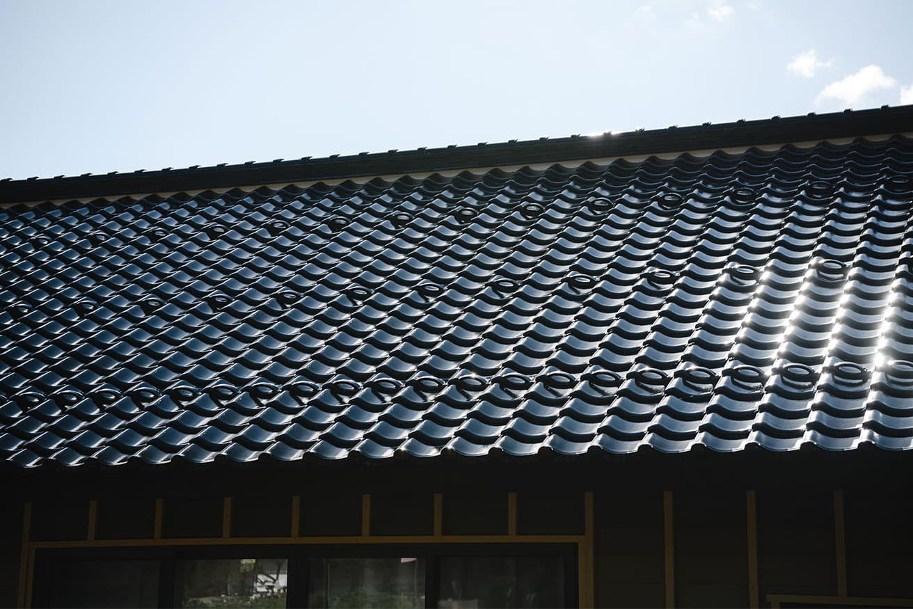 能登では昔から黒く光る「黒瓦」が使用されてきた。これは「49判」と言われる、通常よりもやや大きいもの。