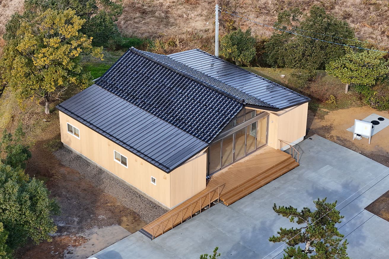 坂茂建築設計が設計した仮設住宅にある〈見附島の集会所〉。レスキューされた能登瓦が再利用されている。