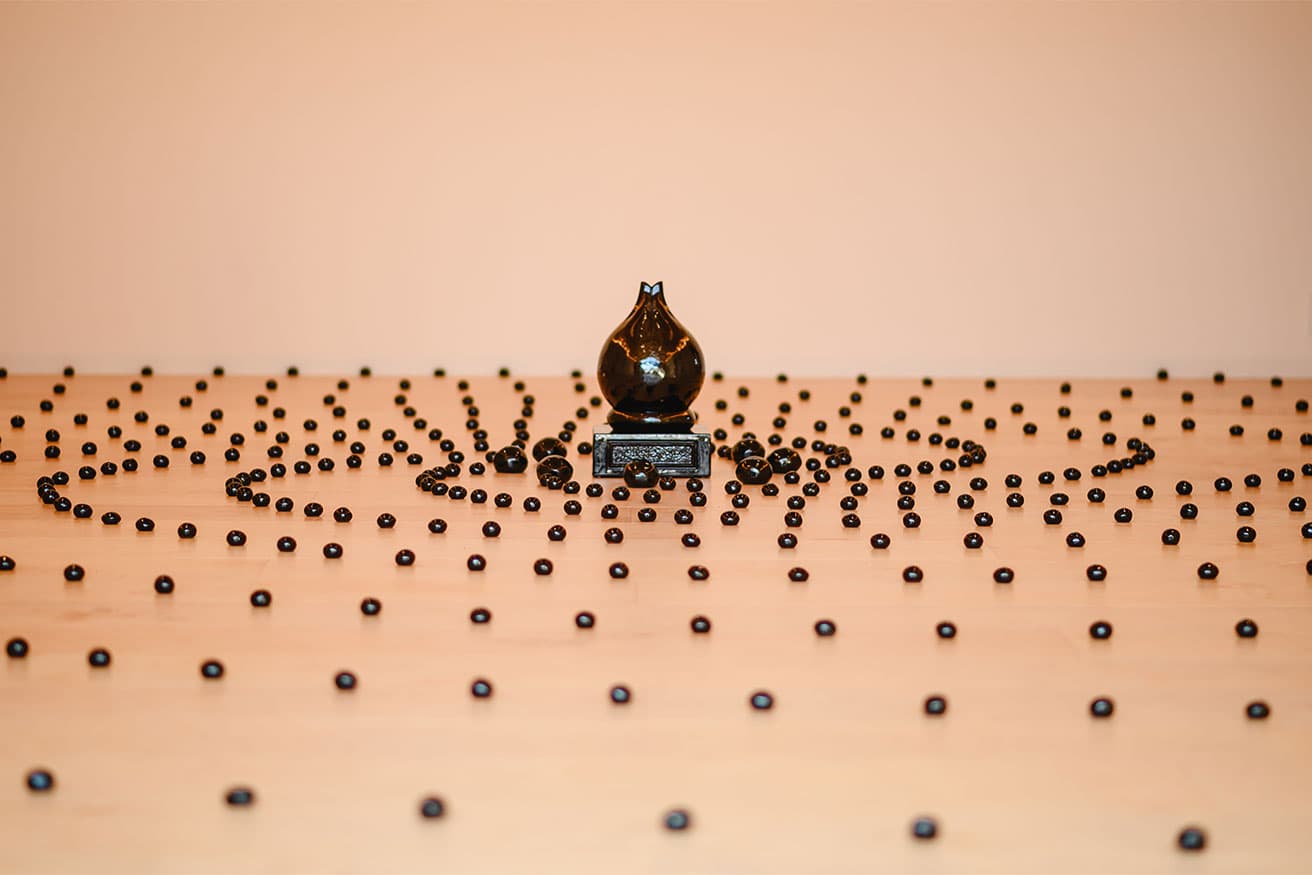 中央にある森山茂笑さんによる黒瓦のオブジェが、本住寺の屋根の頂上に設置予定。