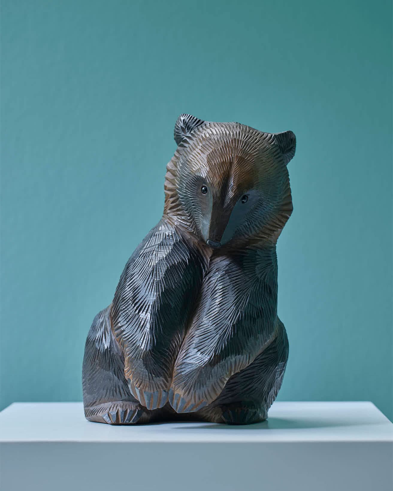 『プレコグのおもちゃ箱』に並ぶ予定の木彫り熊たちの一部。これは柴崎重行の作品。