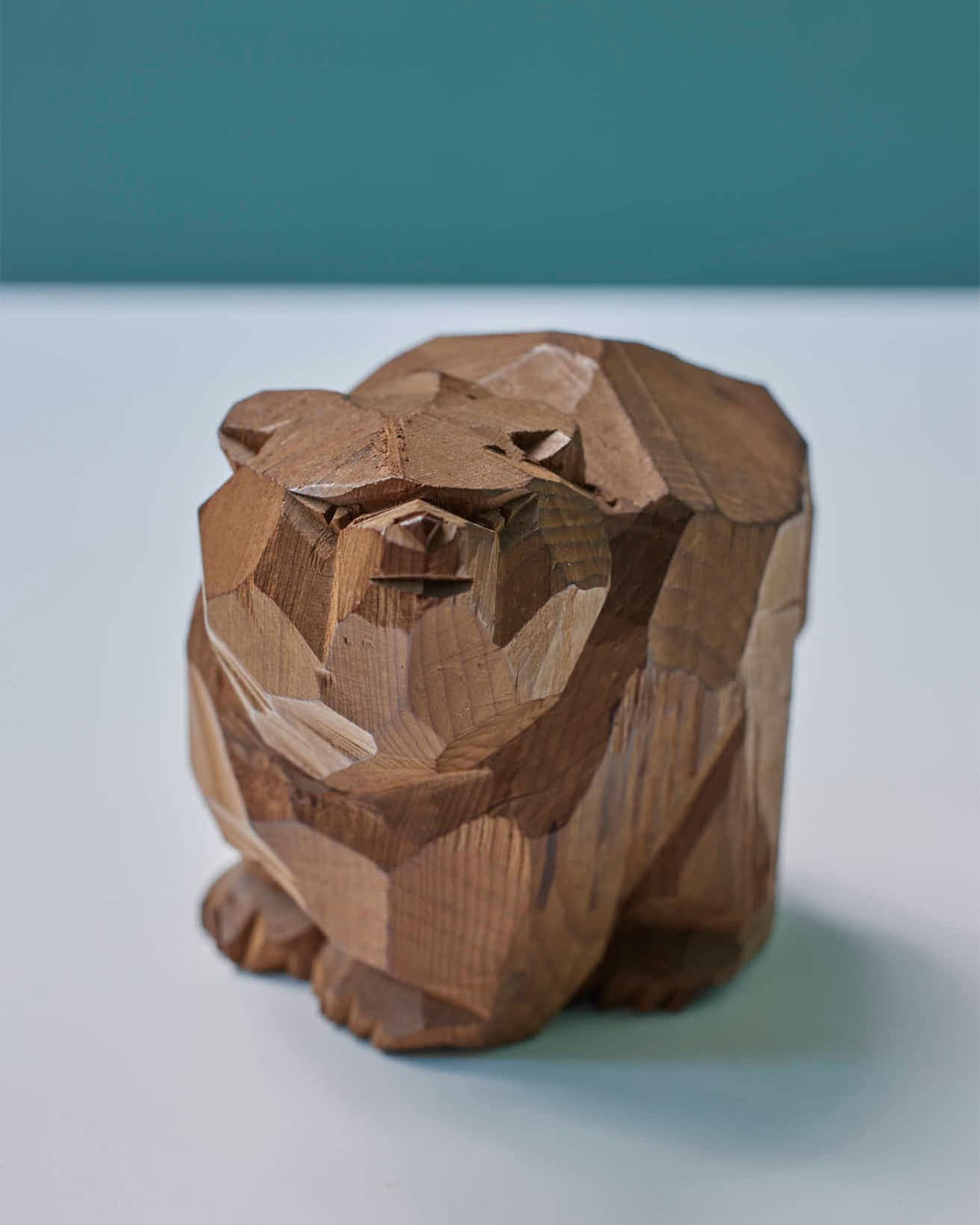 同じく “柴崎熊” のひとつ。面によって構成されるなかにも生き生きとした愛らしさが宿る。