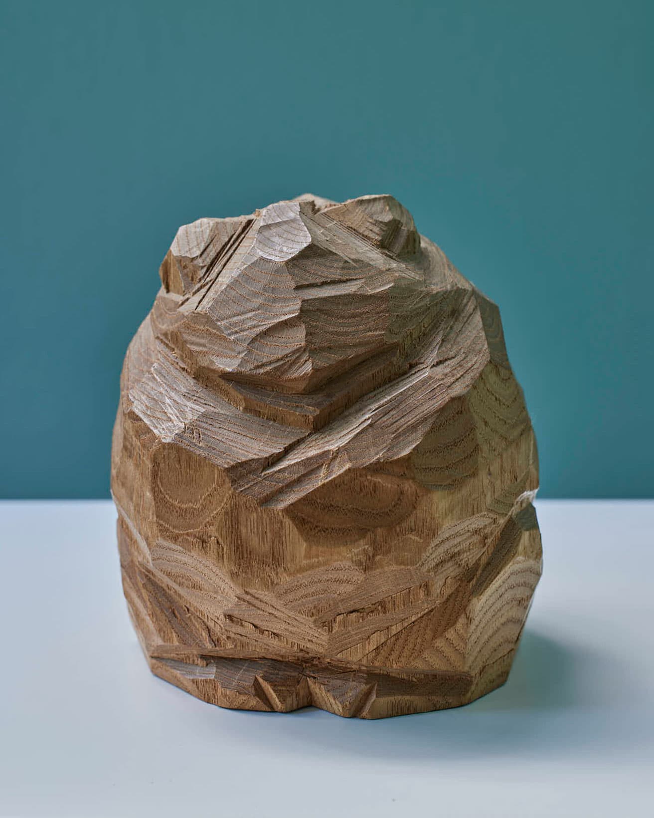 北海道八雲町で花開いた “抽象熊” と呼ばれる木彫り熊作品の代表作家、柴崎重行の作品。抽象を極め丸みを帯びて、仏像のようにも、木そのものに還った姿のようにもみえる。