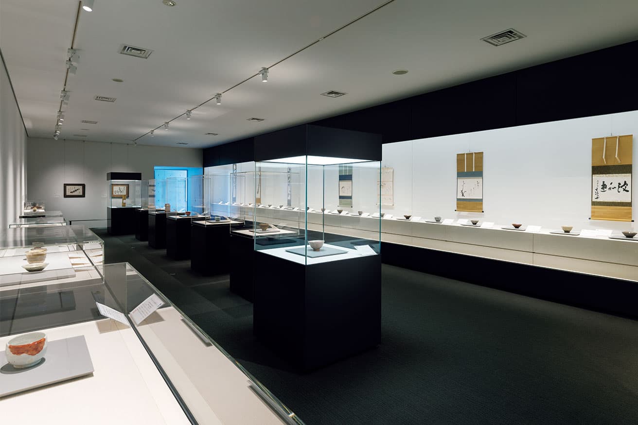 NIGO®が所蔵する半泥子作品のうちから茶碗34点、茶道具12点、書画9点を展示。