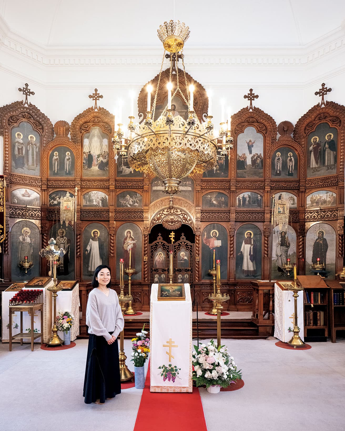 聖堂内のイコノスタス(聖障)の前にて。