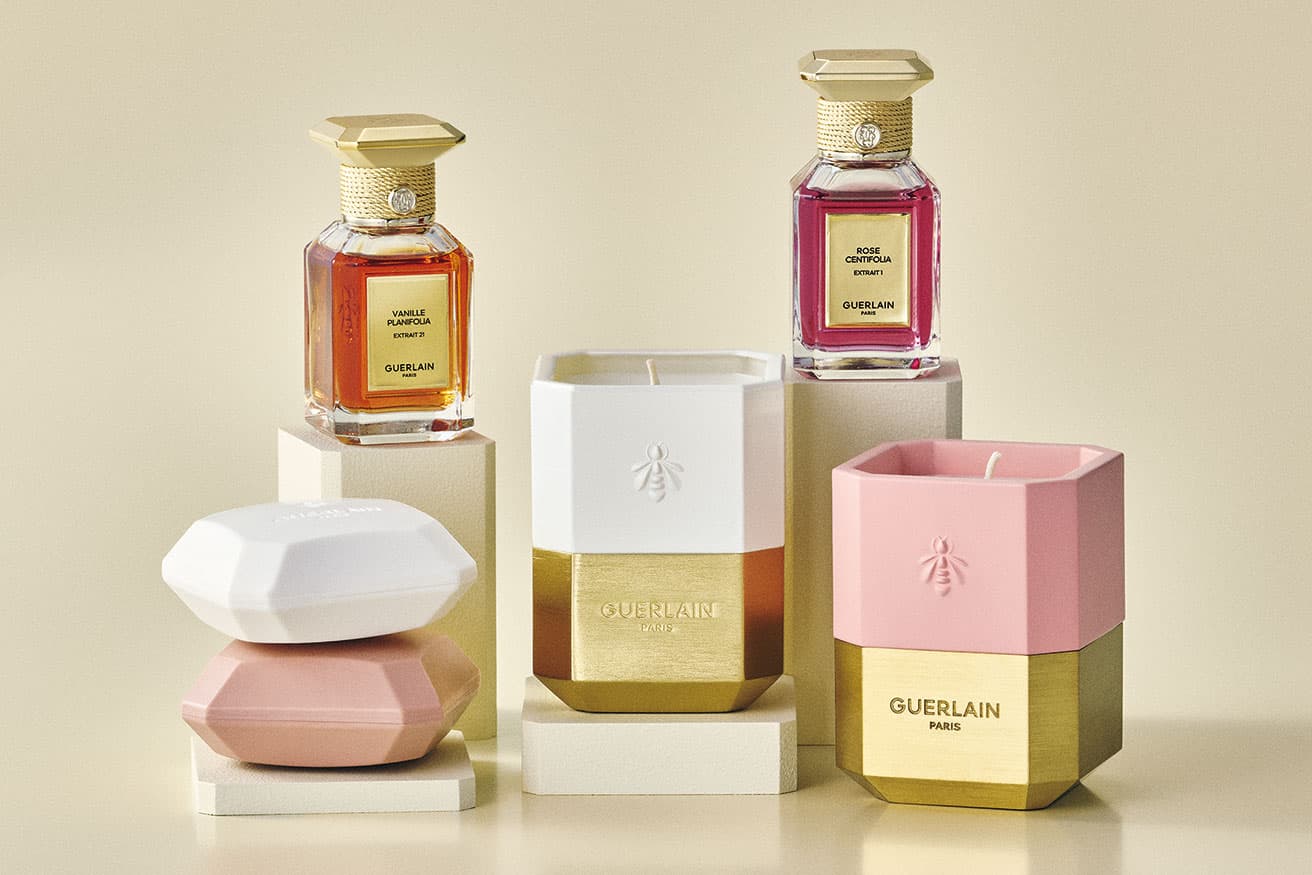 中央:ヴァニーユ プラニフォリア (キャンドルケース/ブラン ラン )貴重なヴァニラチンキにウッディノートとスモーキーノートを添えて、ヴァニラが持つ芳醇で甘い香りを存分に引き立てた調合。パリ本店のラウンジの温かな空気のよう。右:ローズ センティフォリア (キャンドルケース/ローズ ポンパドゥール)南仏グラース産のローズ アブソリュートの魅力を最大限に引き立てた調合。フランキンセンスと濃厚なパチュリに包み込み、ローズのフルーティさと蜂蜜のような甘さ。左下はそれぞれの香りのパフュームソープ。ローズ センティフォリア(上) ヴァニーユ プラニフォリア(下)。