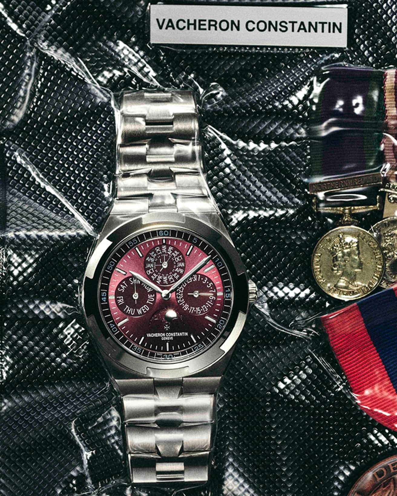 《オーヴァーシーズ・エクストラフラット・パーペチュアルカレンダー》ヴァシュロン ・コンスタンタン TEL 0120 63 1755。