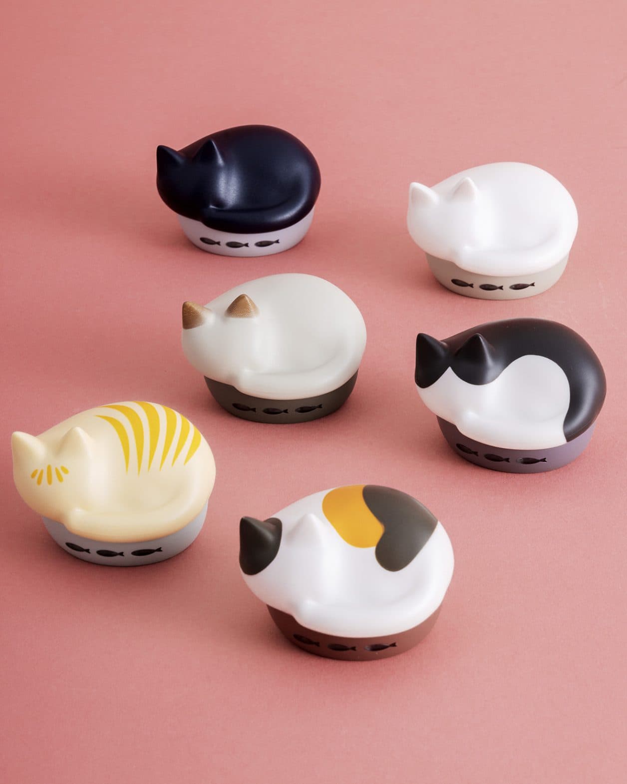 電源を入れると“にゃー”! 猫の幸せを願う、猫好きのためのワイヤレスイヤホン。