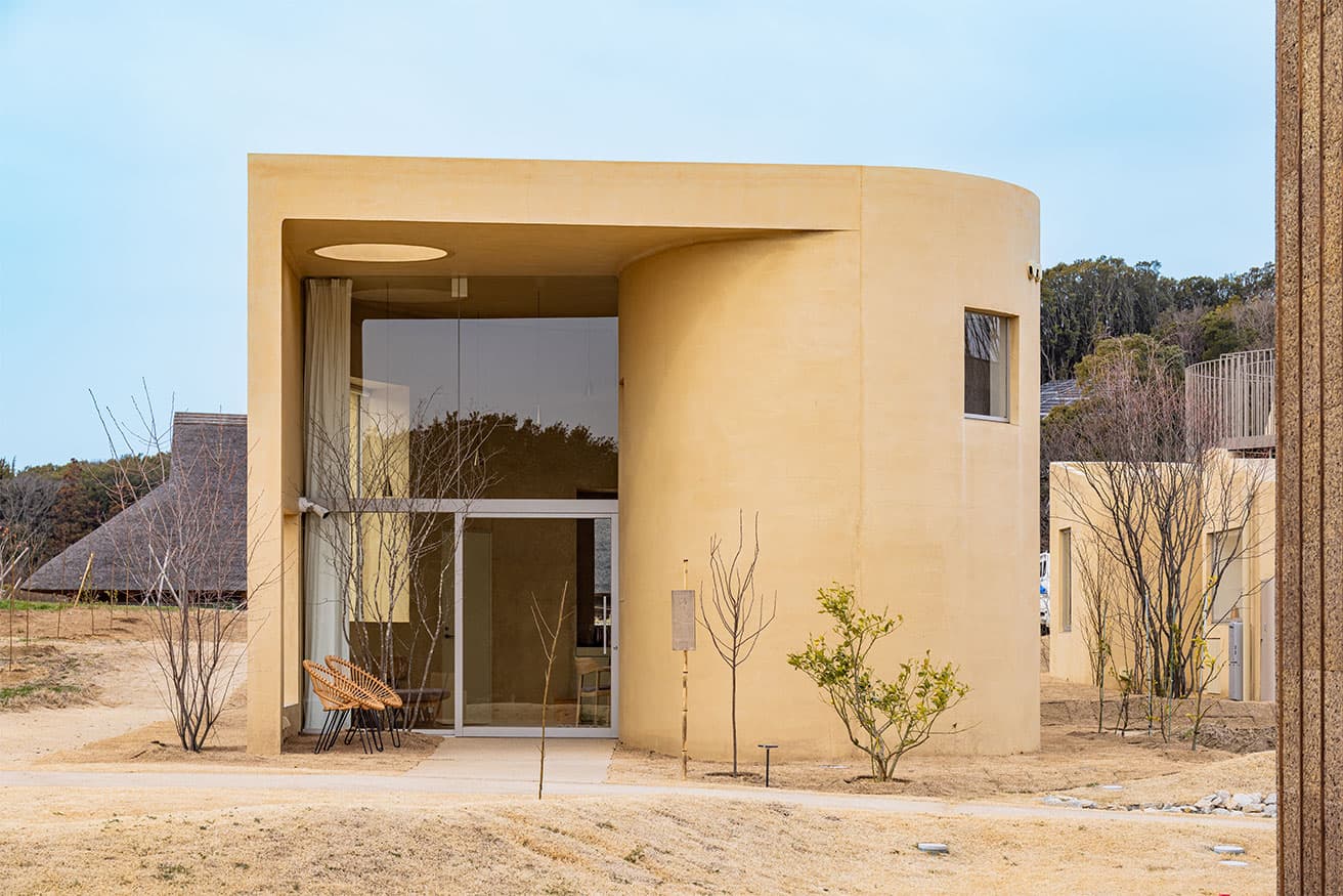 〈渦(うず)の家〉のエントランス。リビングの延長になるような半屋外の空間の先にガラスの引き戸がある。photo_Masaki Iwata+Sou Fujimoto Architects