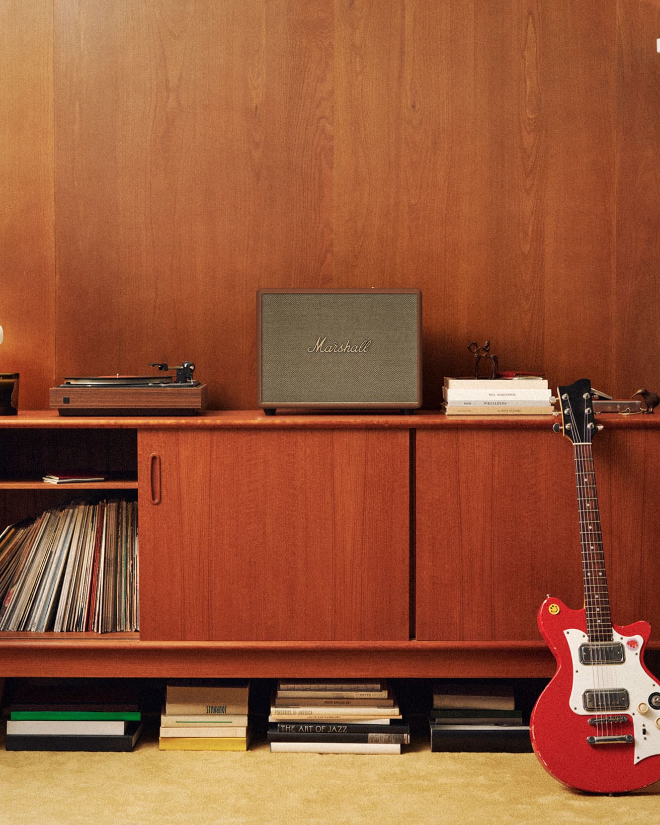 シックな空間にもカジュアルな雰囲気にも、マッチするデザイン。親しみやすく温もりのある印象のBrownカラーはインテリアによく馴染む。