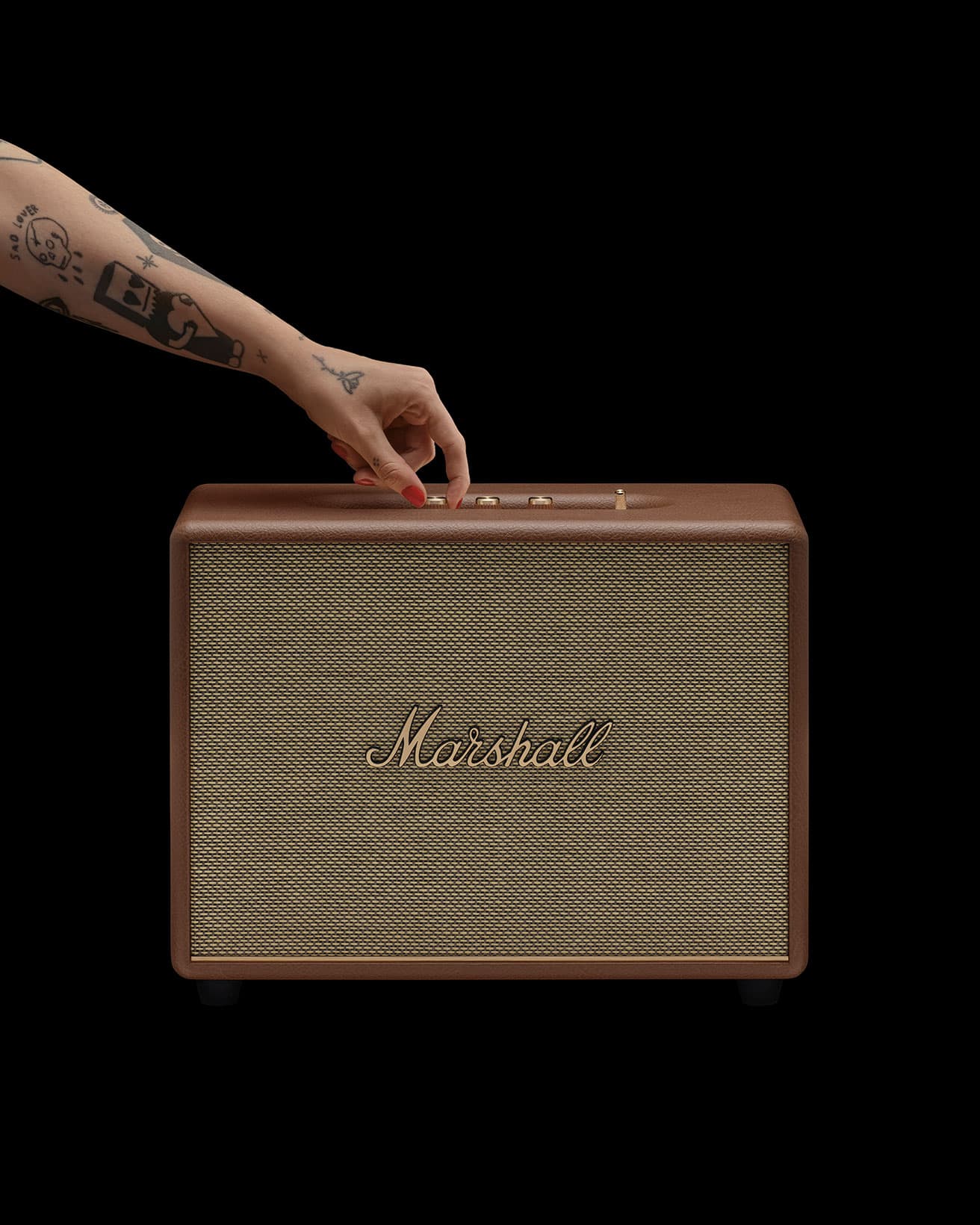 デバイスとペアリングするだけで、複雑なセットアップは不要。アプリでのサウンドコントロールなども可能な上、本体上部の電源スイッチやペアリングボタン、高低音のコントロールノブなどでも簡単に音量や音質を調節できる。