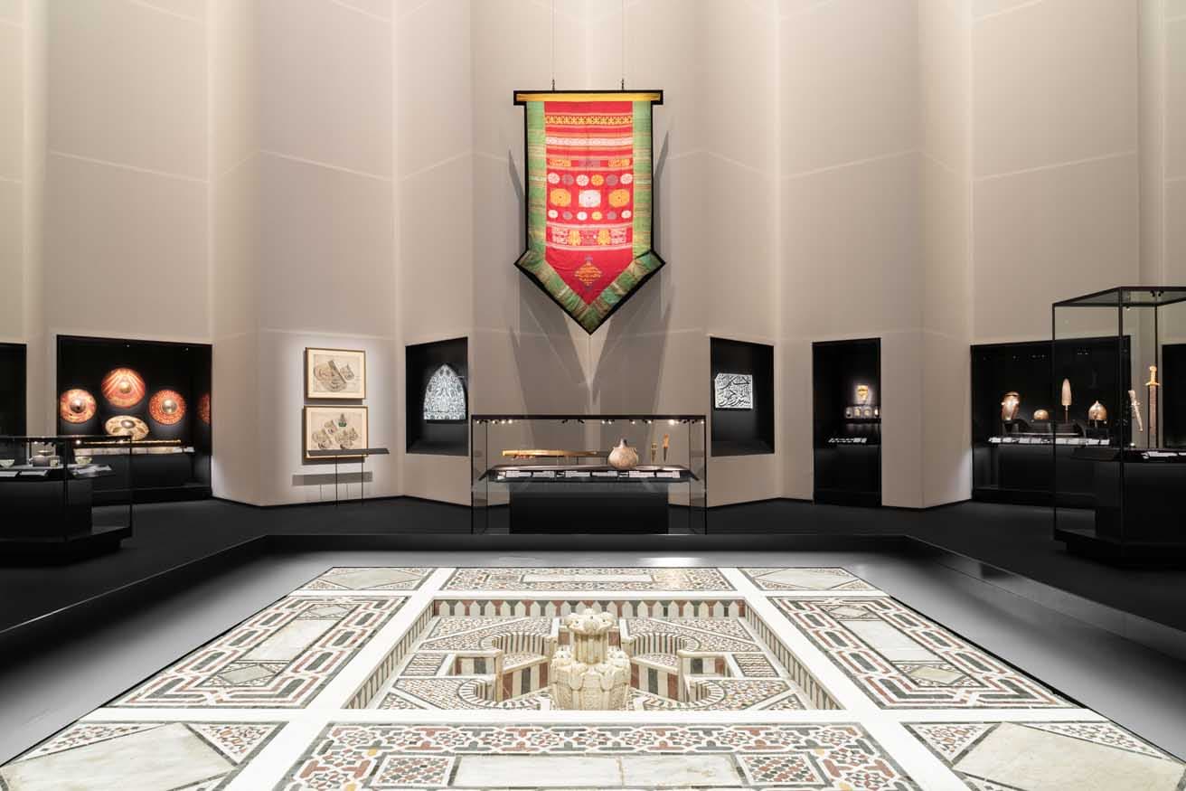 「アルムクタニ」セクションの展示風景。中央上は17世紀モロッコのバナー。
