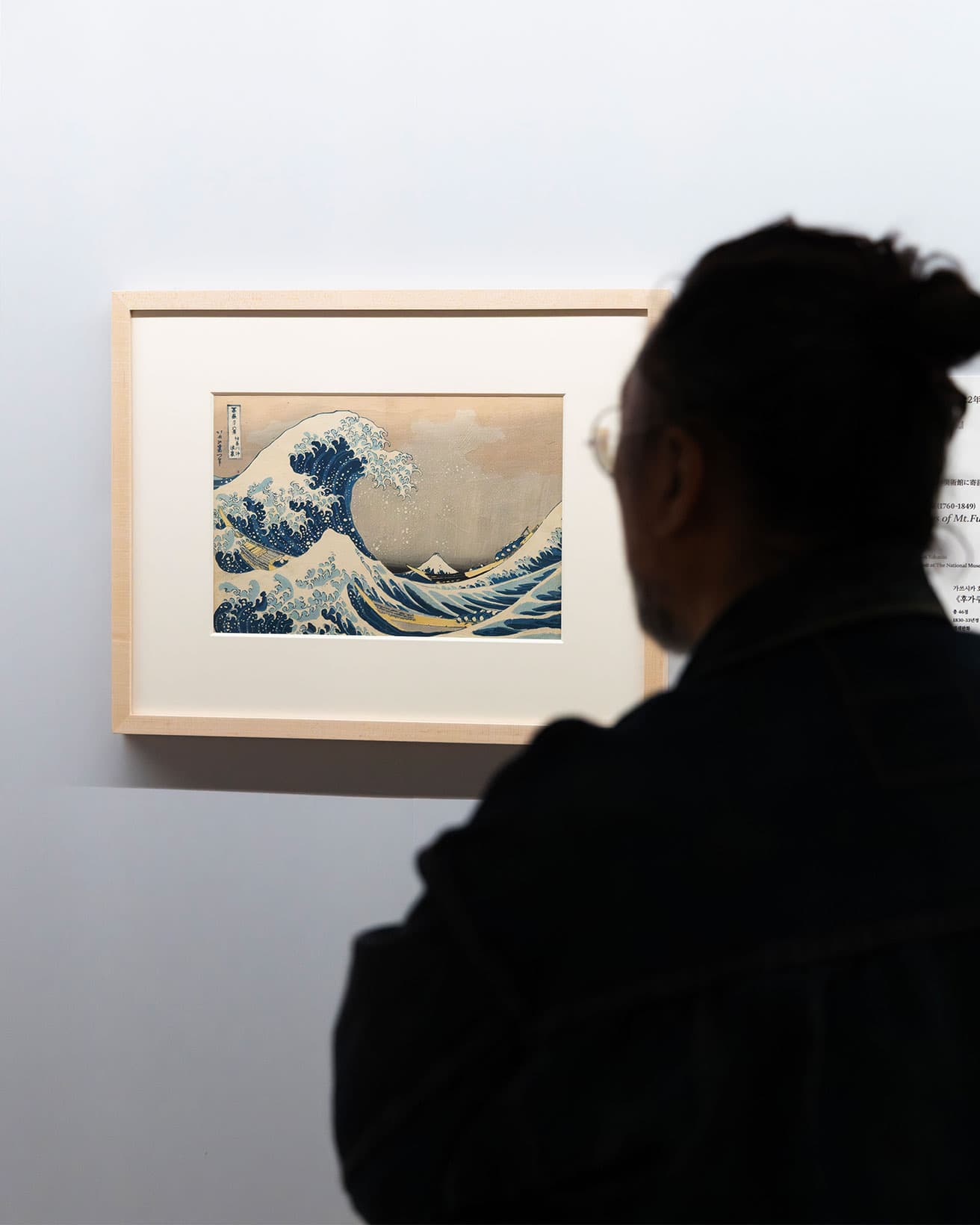 「やっぱり本で見るのとは違う」とじっくり見つめる村上さん。