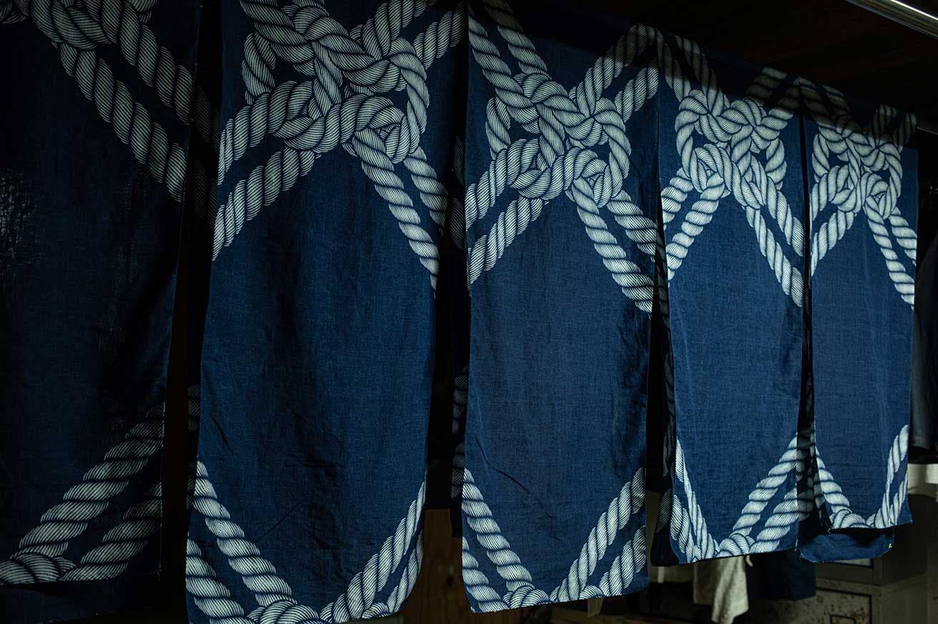 "縄"は人類最古の造形といわれ、作品には縄目紋様がまるで藍地に施された化粧のごとく、白く浮かび上がる。Photo by Kyoko Nishimoto/BUAISOU