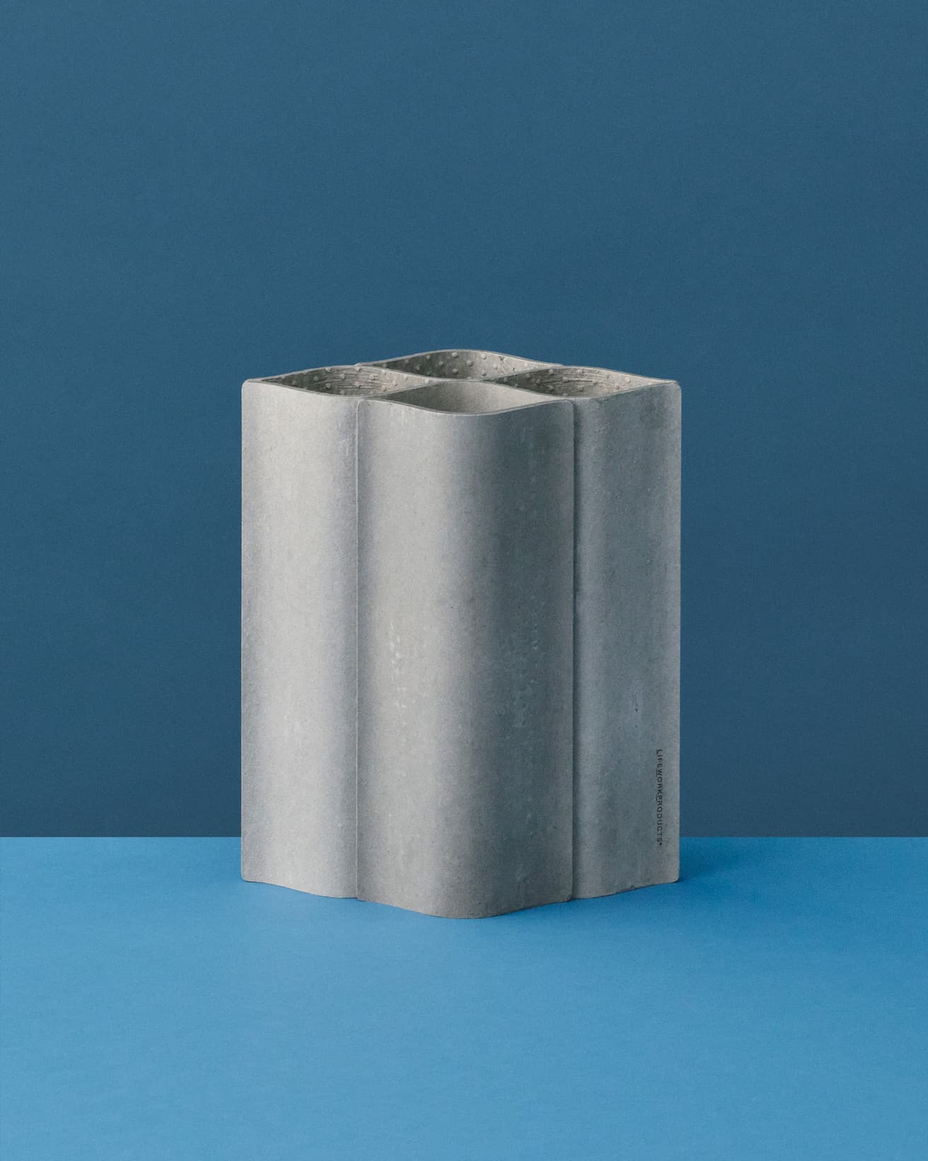 セメント由来の無垢なグレーは、無理なくさまざまなスペースになじむ。《LWP×JIN KURAMOTO Slate Umbrella Stand》W257×D177×H300mm、24,200円。