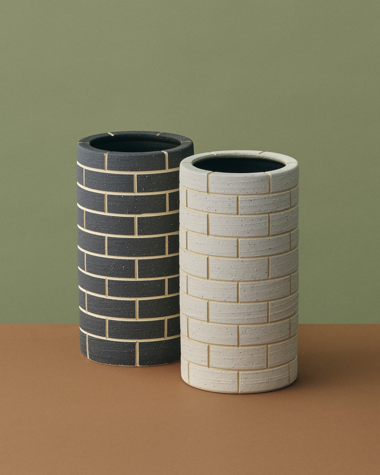 内側に水止め処理をしているため、フラワーベースとしても使える。《BRICK》Φ225×H420×ID175mm。各24,000円。