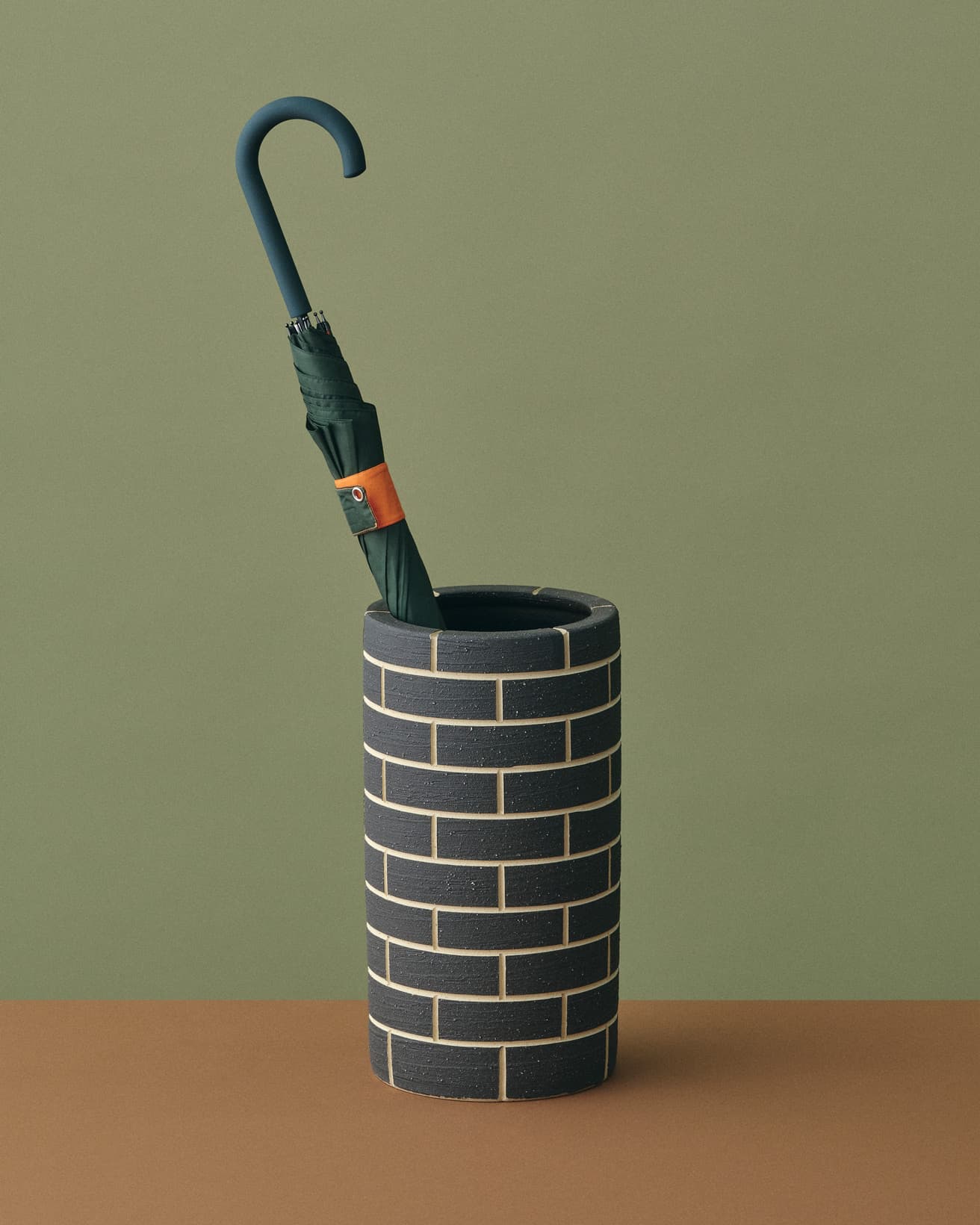 しっかりとした安定感がありながら、陶器らしい素朴さが感じられる。