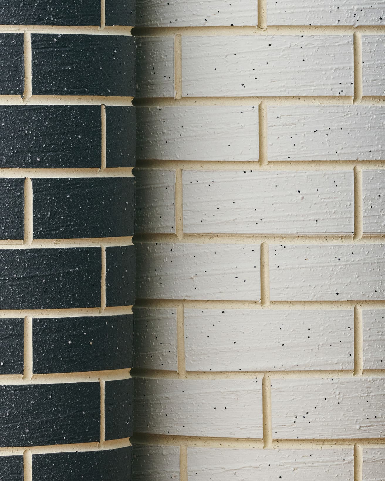 素地から伝わる素焼きのレンガが積み重なったような見た目。