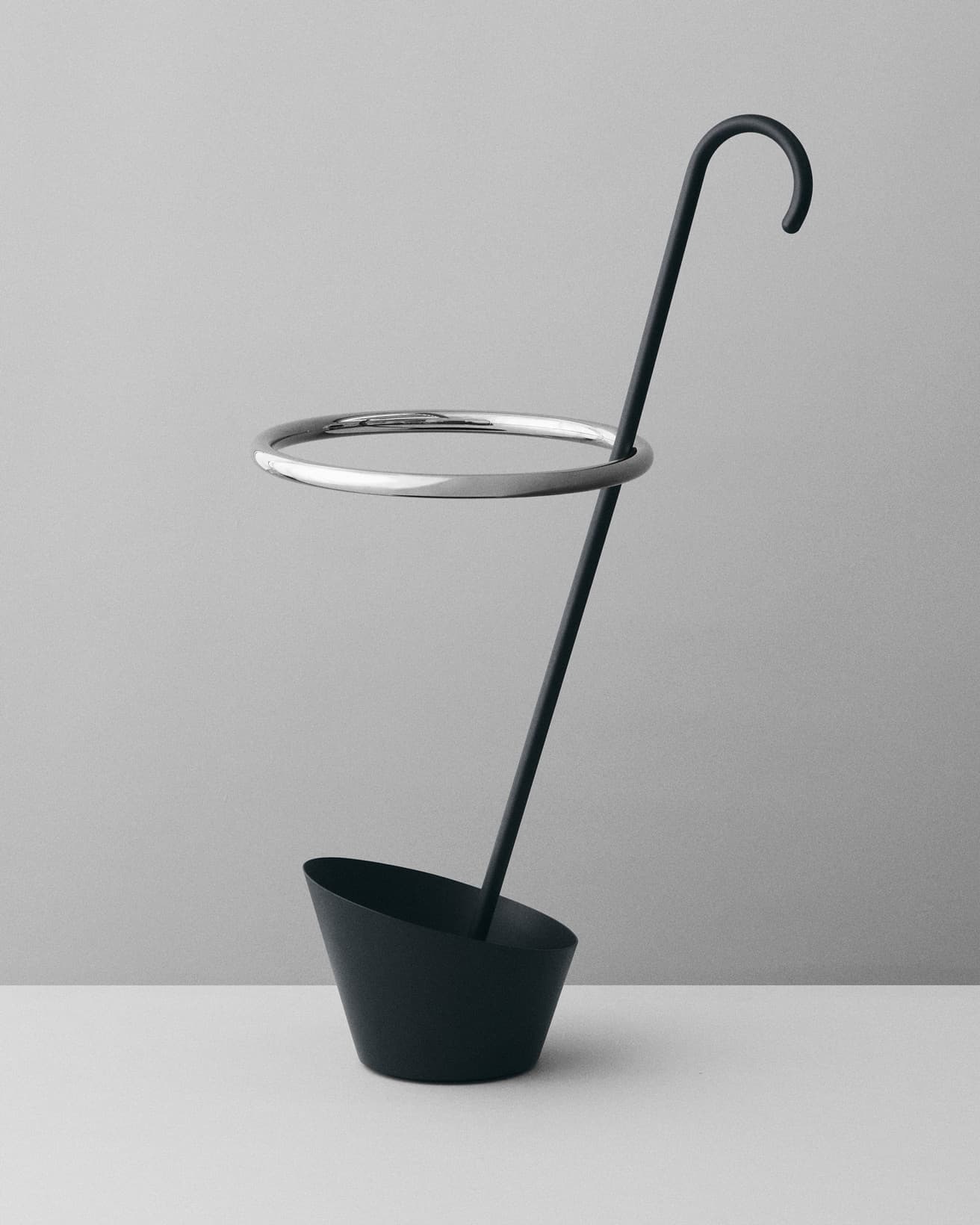 細い支柱とリングのみで構成されたミニマルな構成。《umbrella stand F.1.86》W370×D520×H885mm、299,900円。●イデーショップ 自由が丘店 TEL 03 5701 7555。