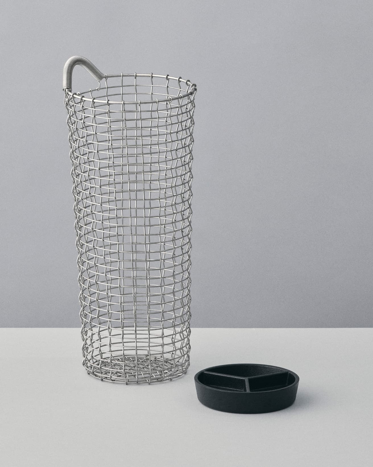 重しの役割もある受け皿は取り外し可能で、汚れても手入れが簡単。《UMBRELLA BIN》Φ230×H540mm、36,300円。●カッシーナ・イクスシー青山本店 TEL 03 5474 9001。