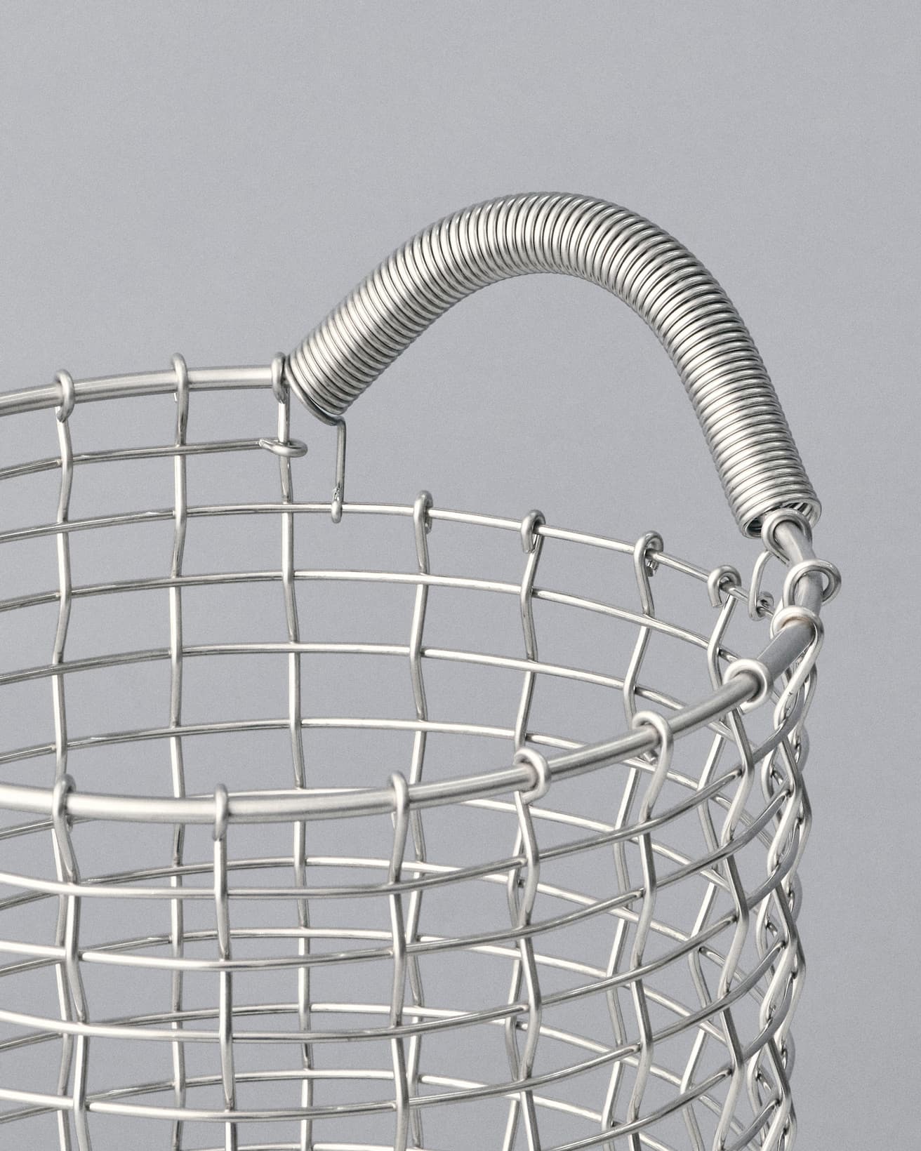 職人の手作業で折り上げたワイヤーは溶接による継ぎ目がない。美しくて耐久性にも優れている。