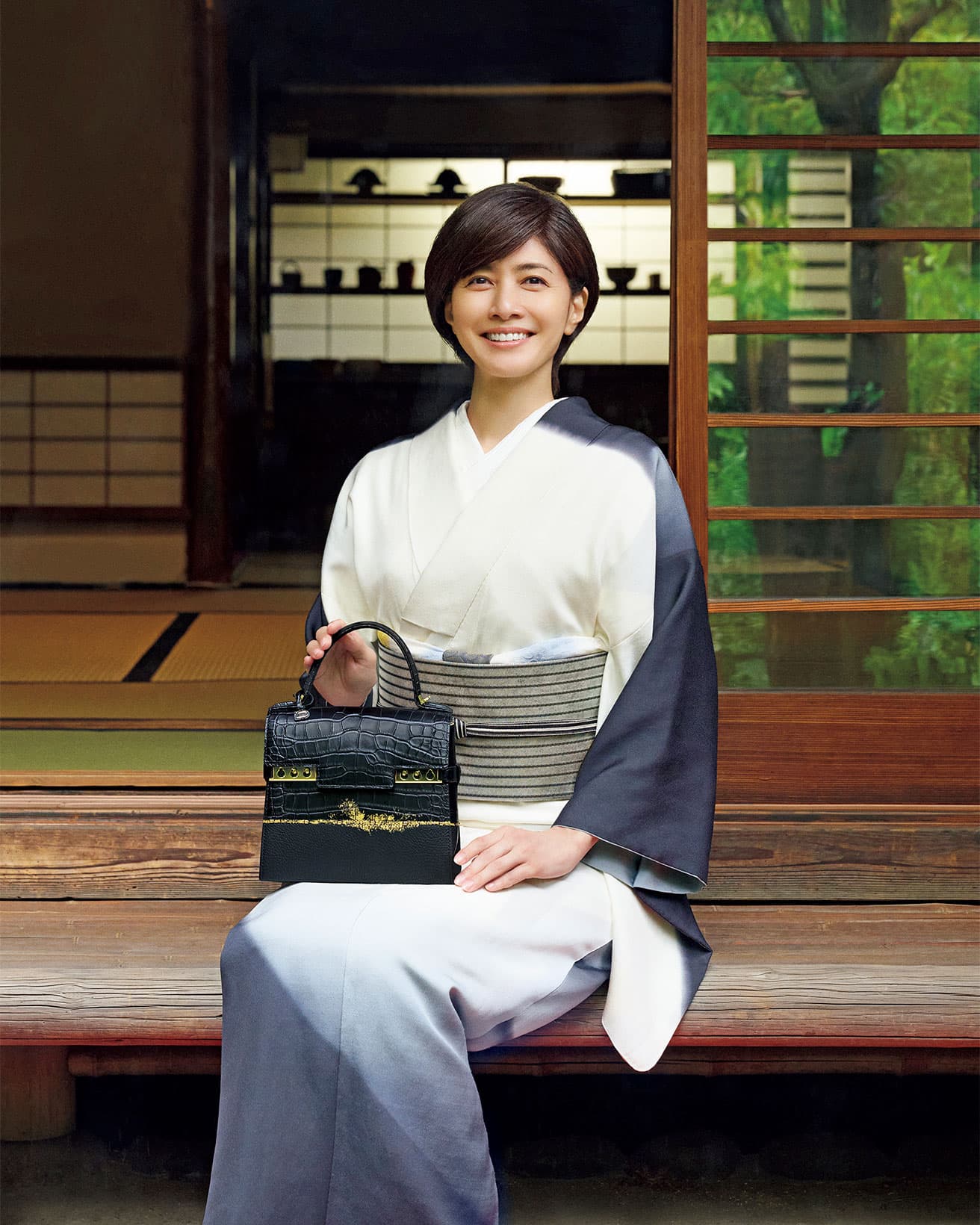 スタッズとメタルクラスプが印象的なバッグに金箔の美しい装飾がよく似合う《タンペート PM》。帯揚げ22,000円(和小物さくら/OHARIYA)。