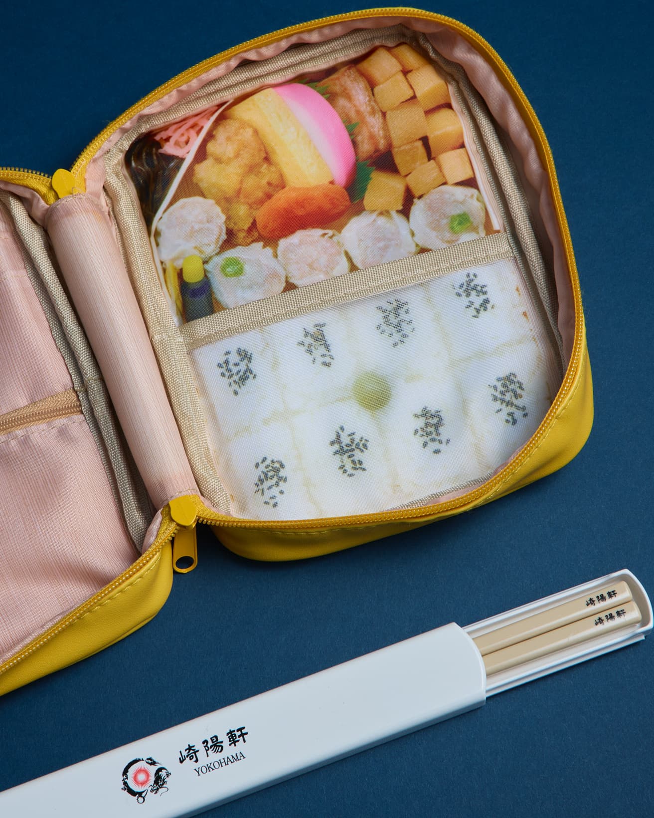 開けるたび、お弁当気分が味わえる《シウマイ弁当ポーチ》。経木の弁当箱も再現されている完成度の高さに、お箸も添えたくなる。(お箸は、お弁当箱のセットアイテムとなります。)